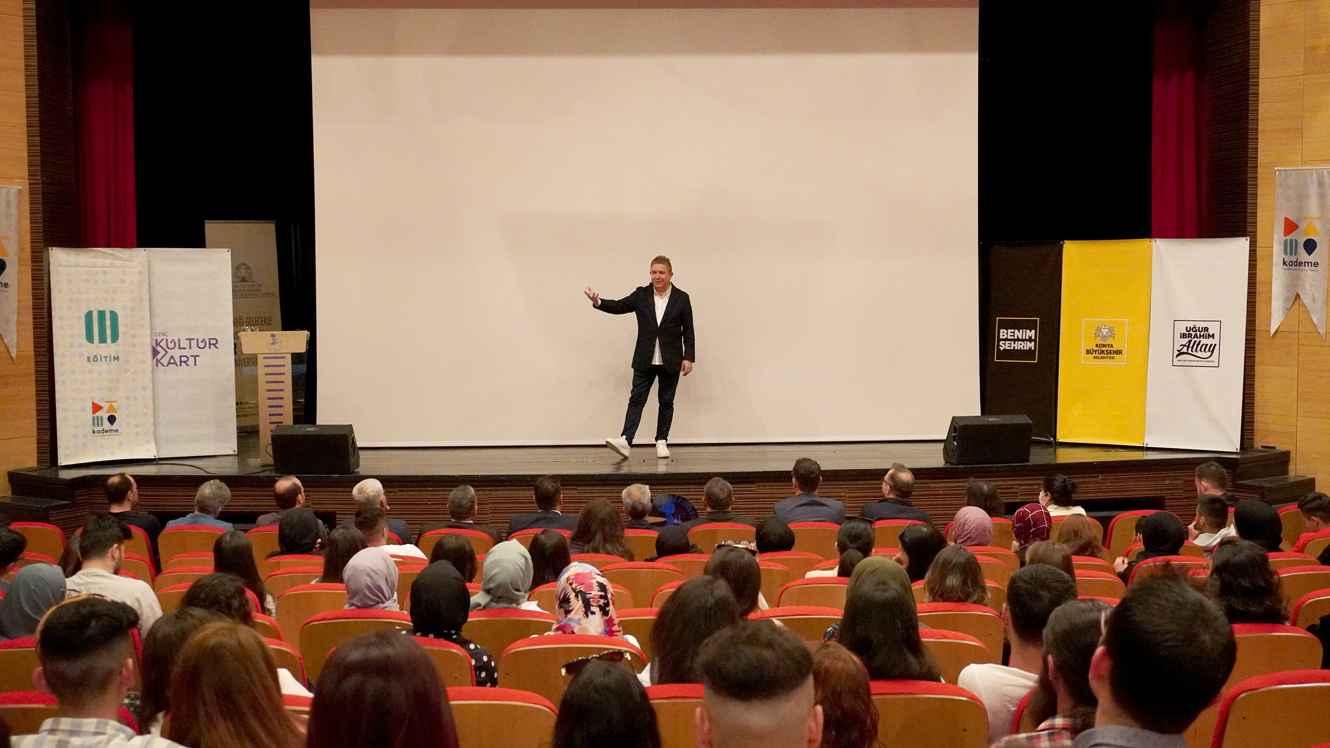 Konya Büyükşehir'den İlçelerdeki Üniversite Öğrencilerine 'Biz Bize Festival'