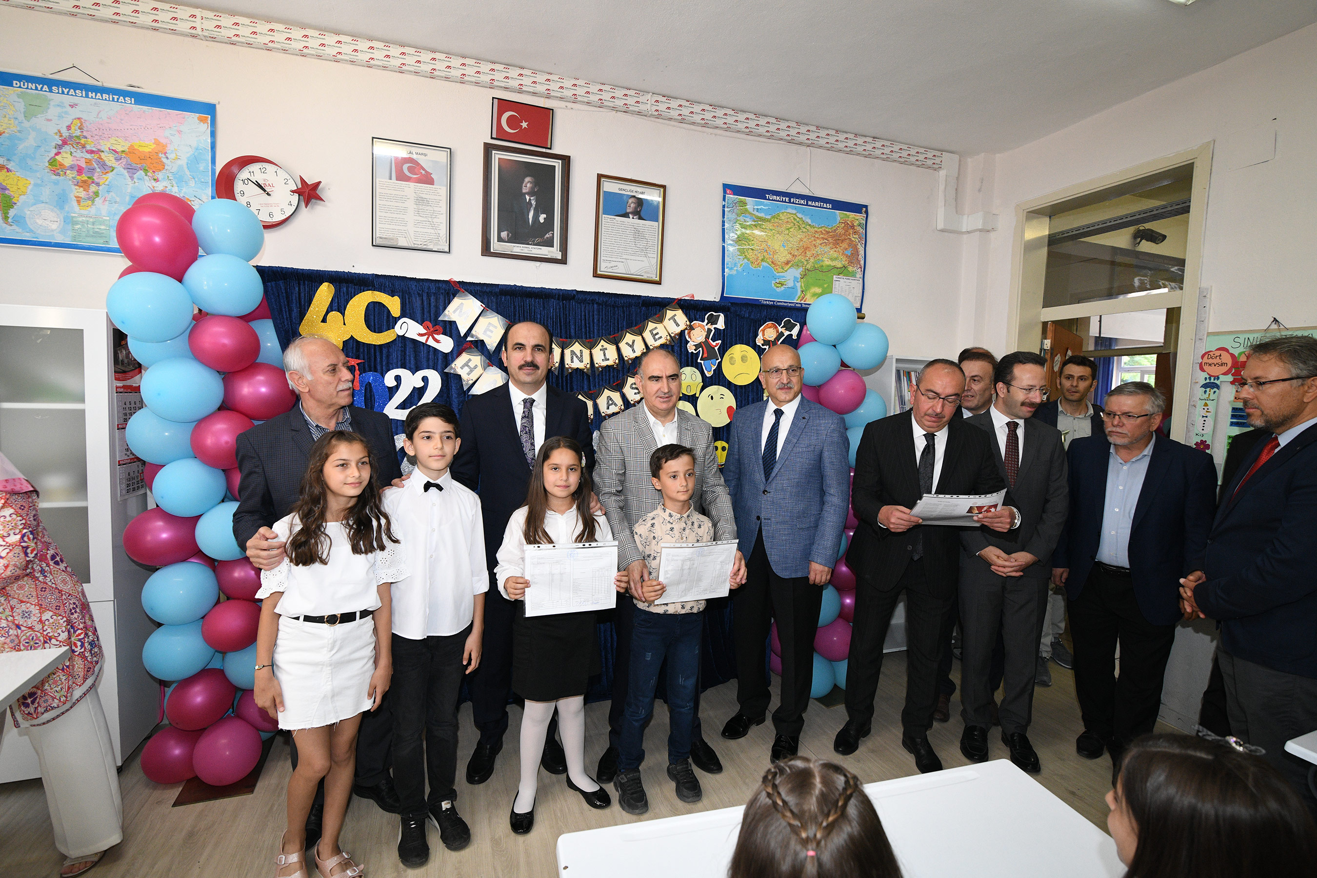 Başkan Altay Öğrencilerin Karne Heyecanına Ortak Oldu