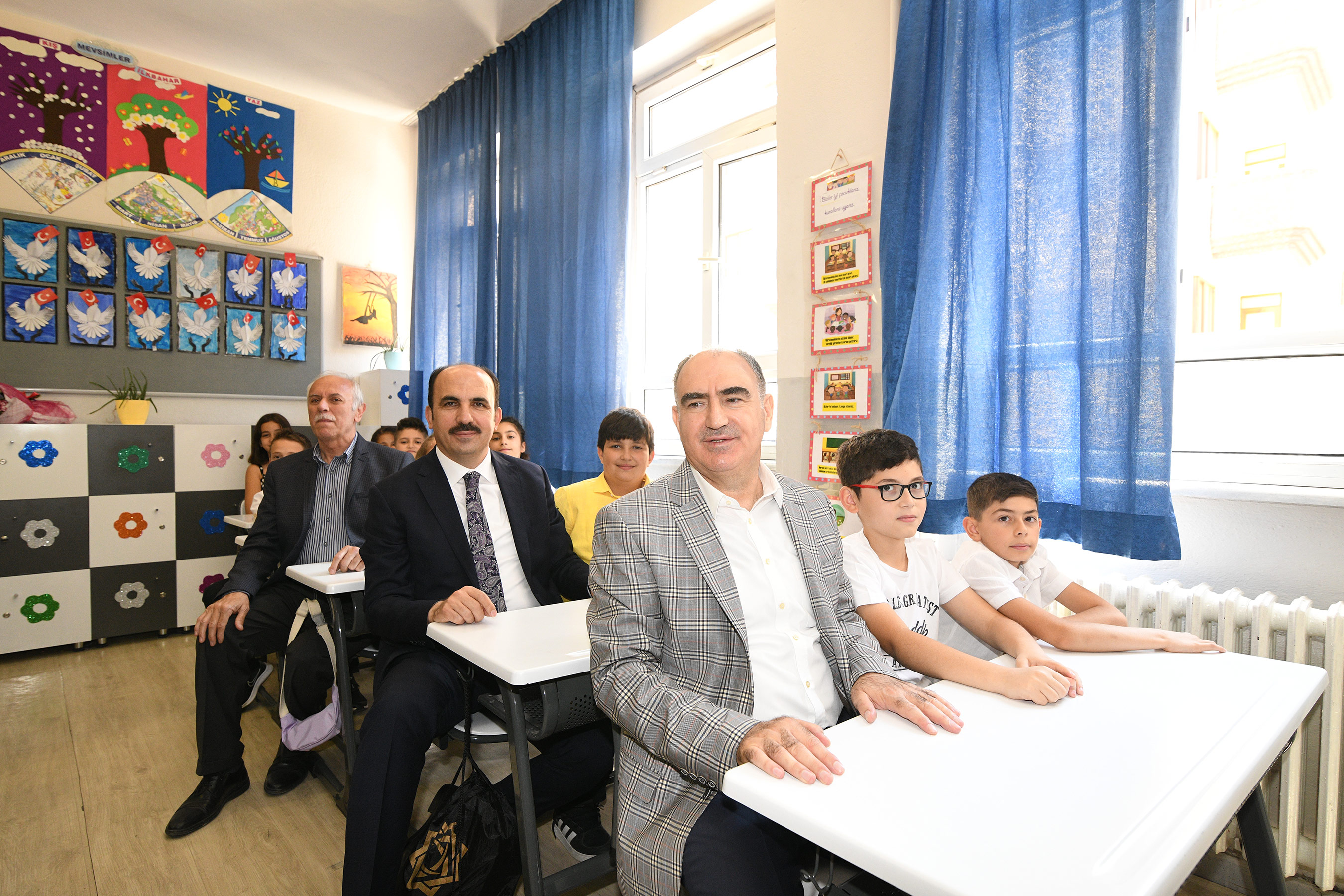 Başkan Altay Öğrencilerin Karne Heyecanına Ortak Oldu
