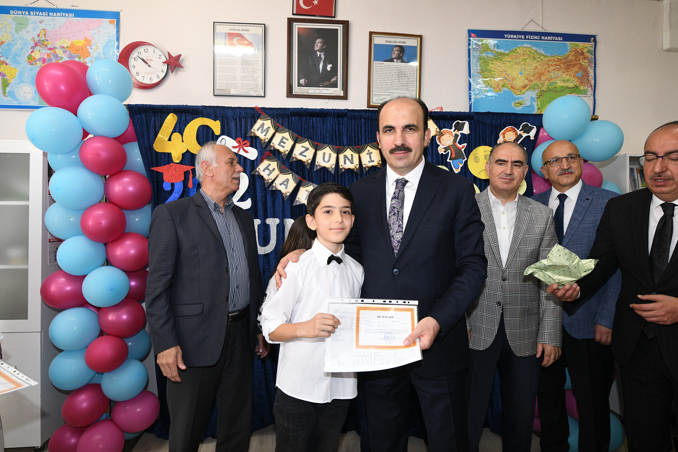 Başkan Altay Öğrencilerin Karne Heyecanına Ortak Oldu