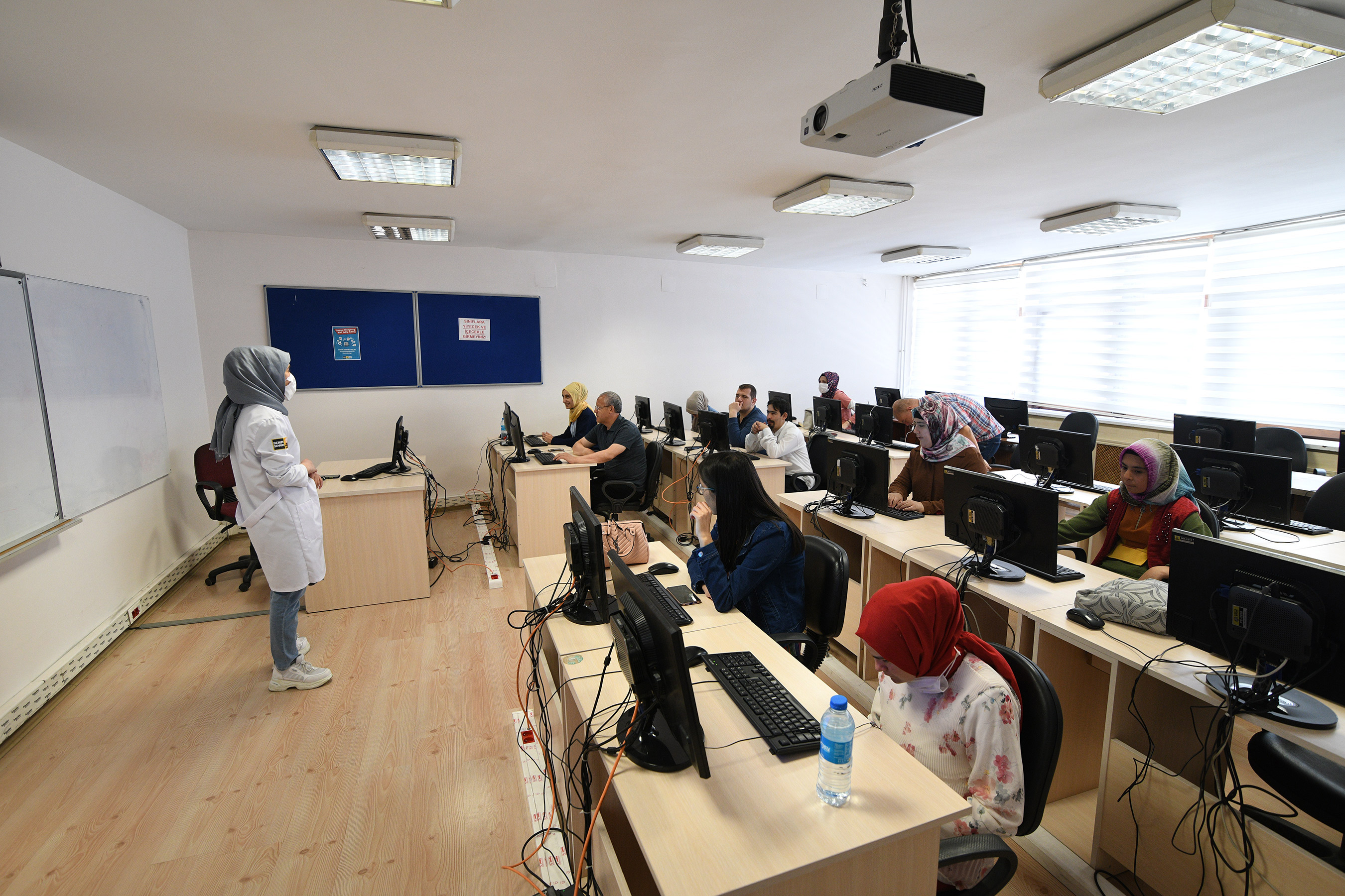 Görme Engelliler KOMEK'te Bilgisayar Kullanmayı ve İngilizce'yi Öğreniyor