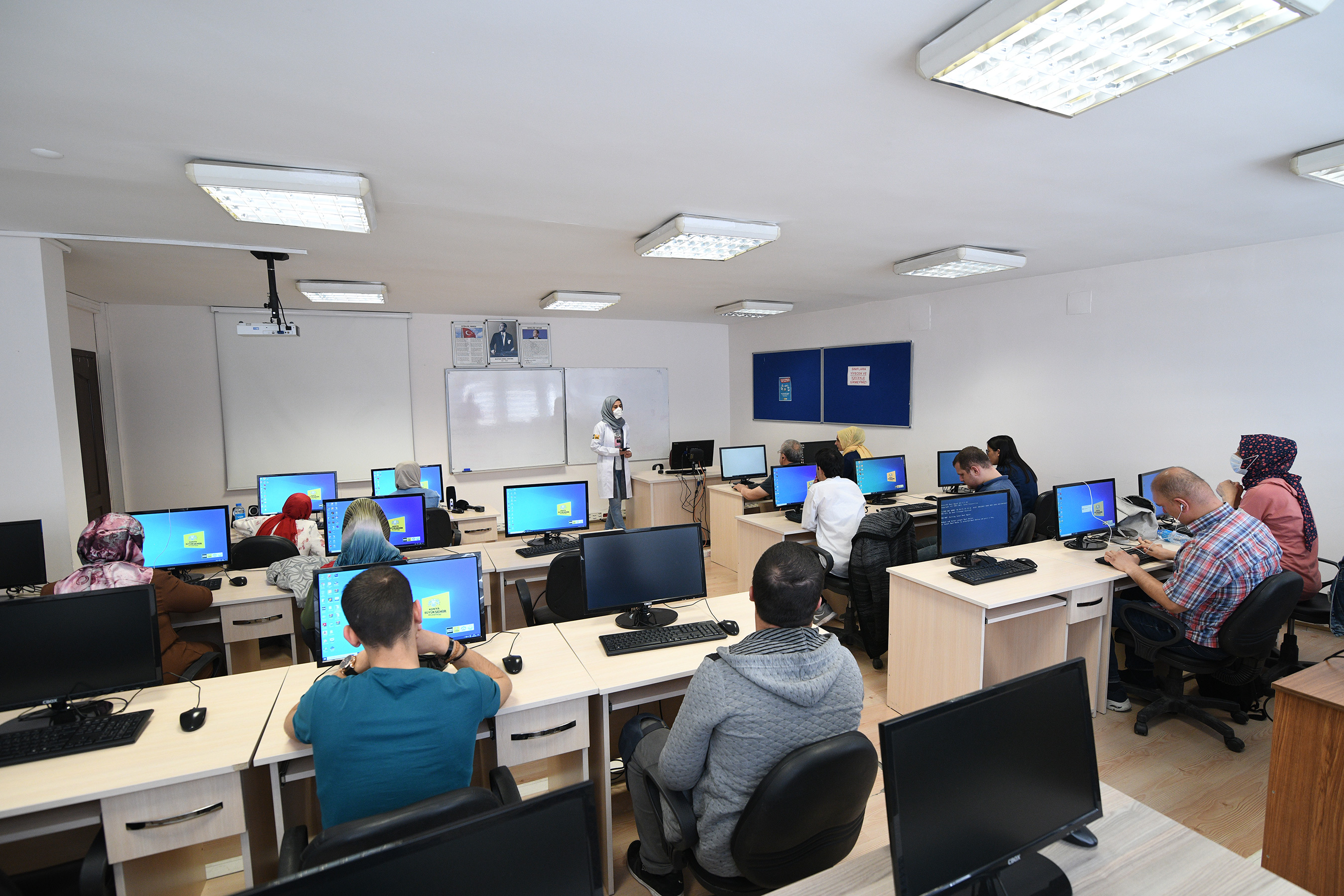 Görme Engelliler KOMEK'te Bilgisayar Kullanmayı ve İngilizce'yi Öğreniyor