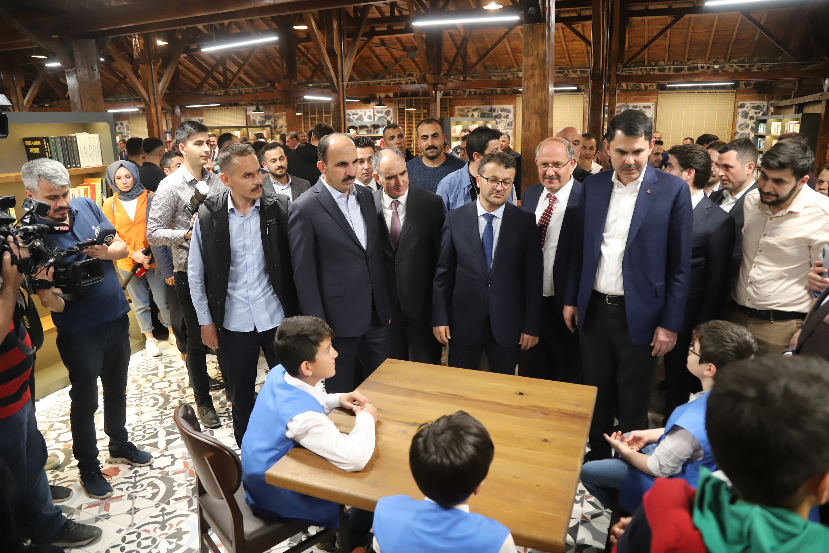 Bakan Kurum Karapınar'da Büyükşehir Belediyesi Kitap Kafeyi İnceledi
