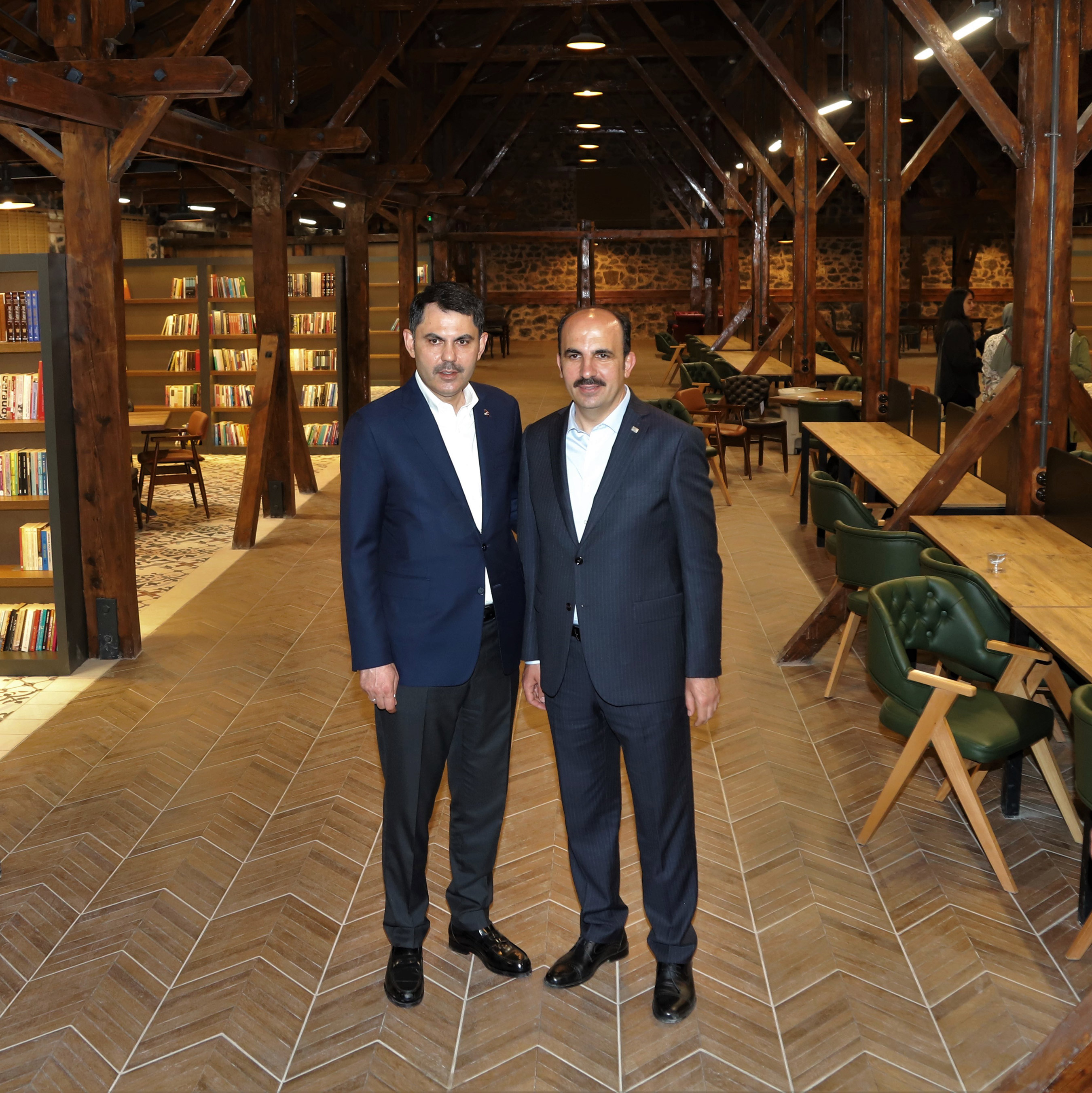 Bakan Kurum Karapınar'da Büyükşehir Belediyesi Kitap Kafeyi İnceledi