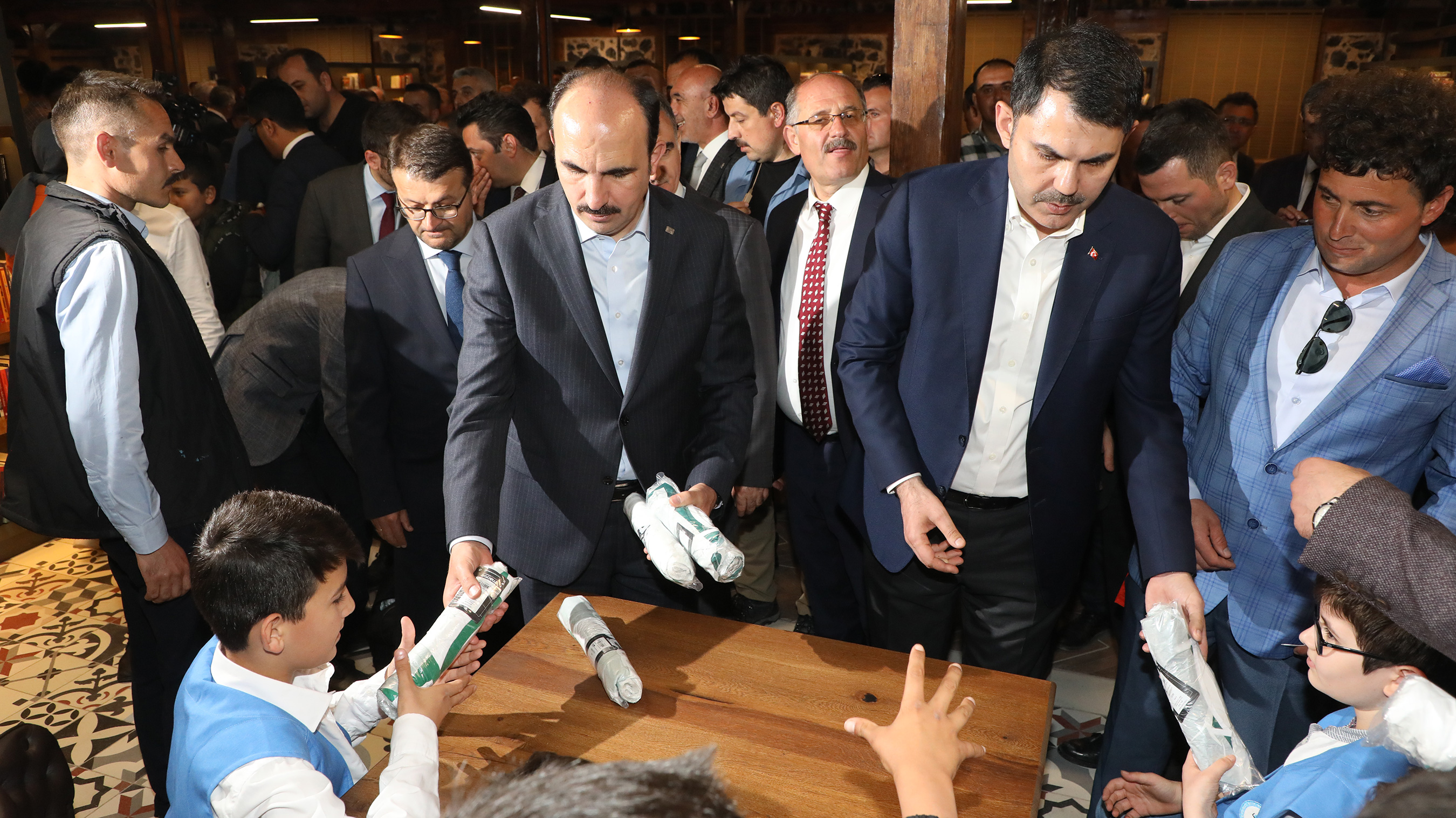Bakan Kurum Karapınar'da Büyükşehir Belediyesi Kitap Kafeyi İnceledi
