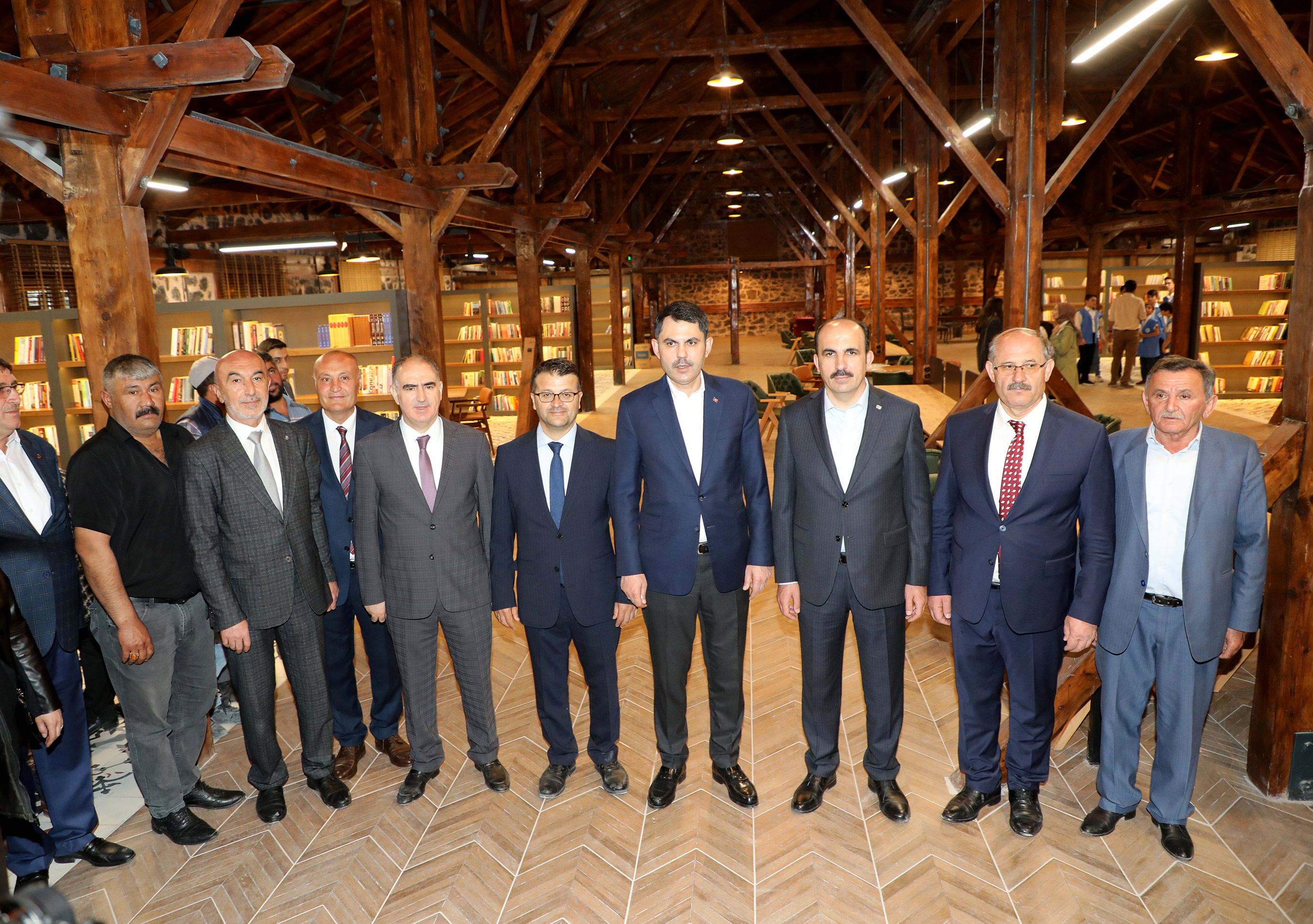 Bakan Kurum Karapınar'da Büyükşehir Belediyesi Kitap Kafeyi İnceledi