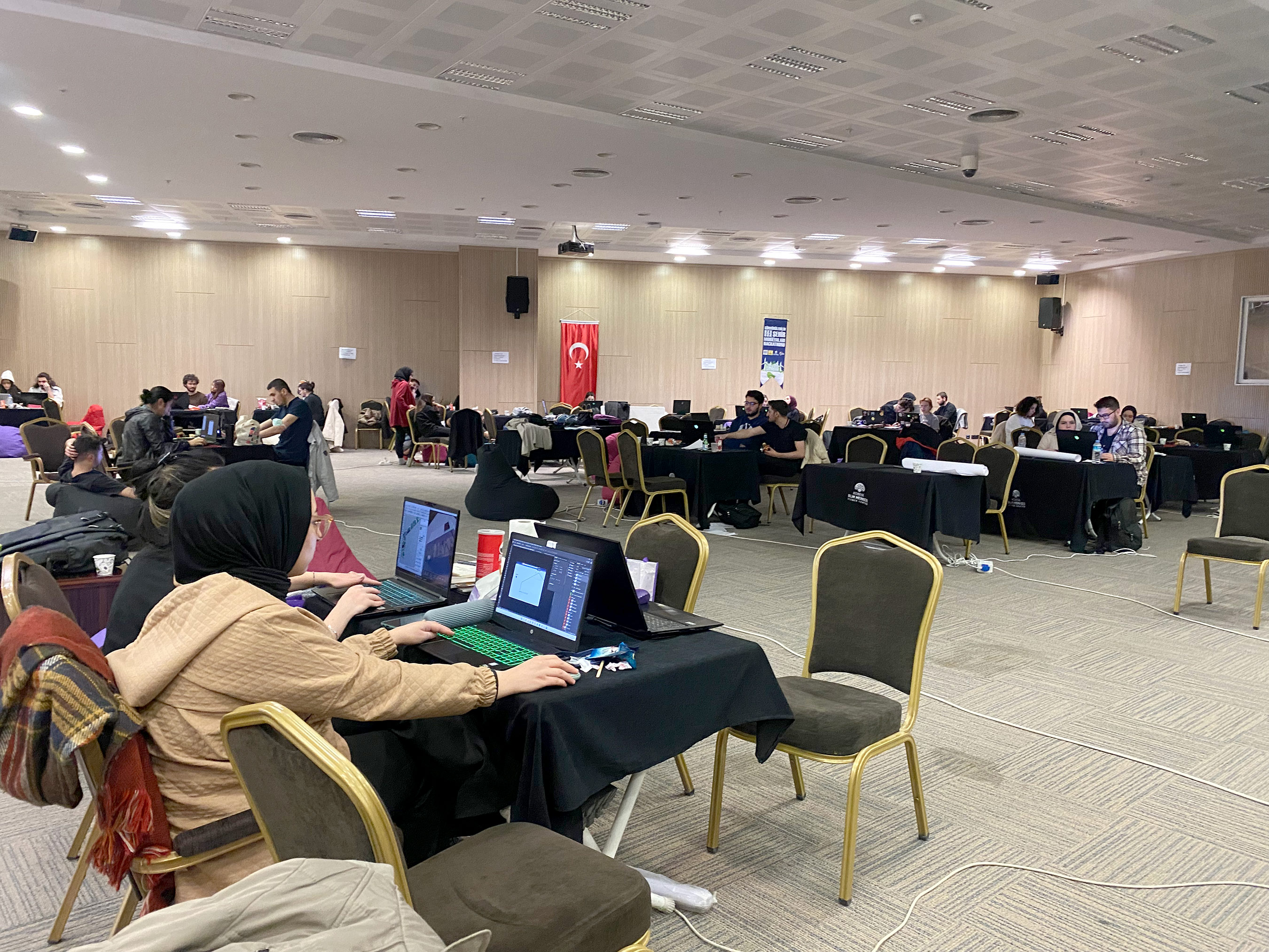 Üniversiteli Gençler Şehrin Mobilyalarını Tasarladı