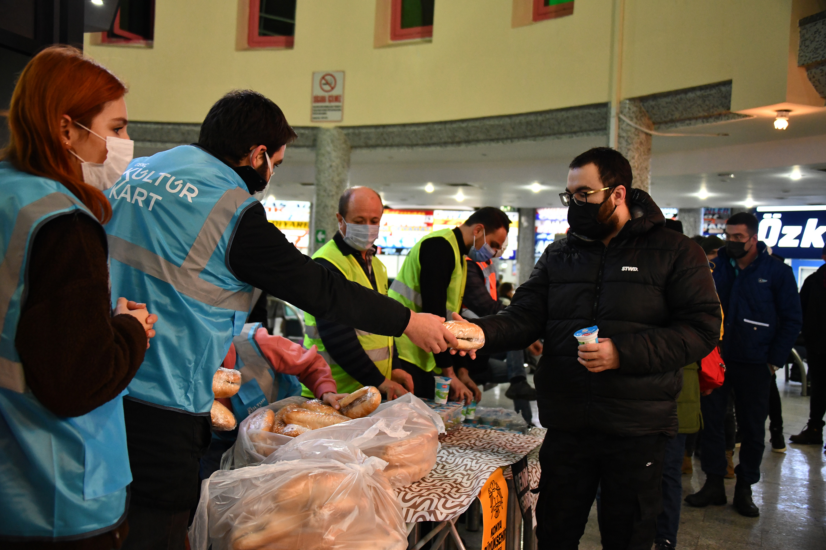 Genç Kültür Kart'lı Öğrencilerden Yolculara Çorba İkramı