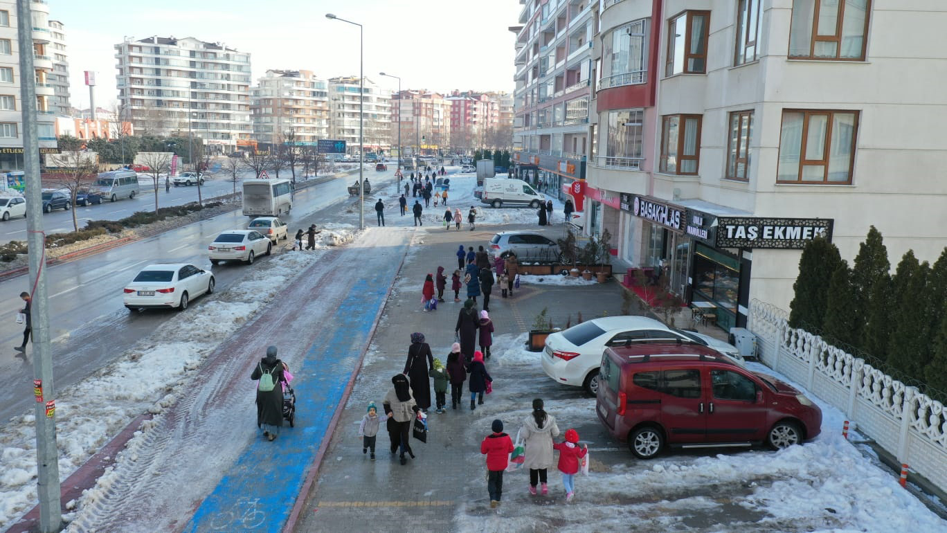 Başkan Altay Konyalı Çocukları Şivlilik Hediyeleriyle Sevindiriyor