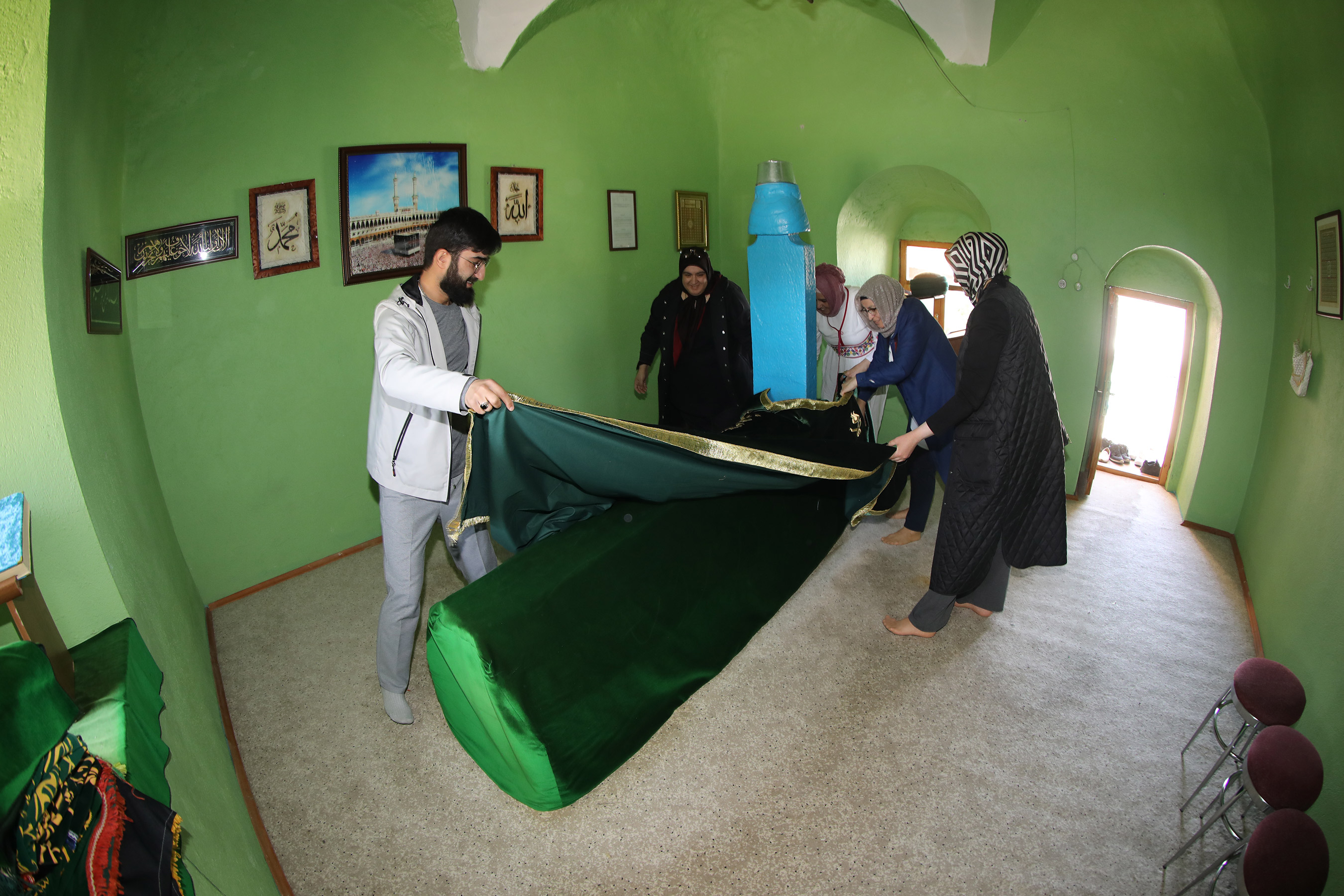 Şeyh Memiş Efendi Türbesi Sandukasının Yeni Örtüsü KOMEK'ten