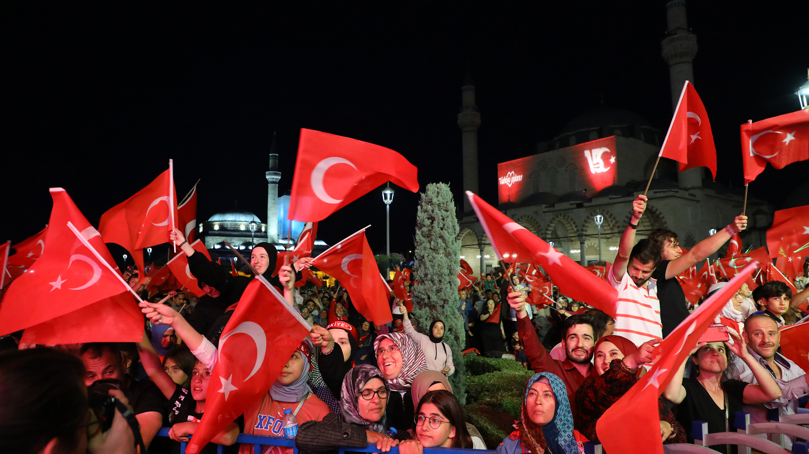 15 Temmuz'un 6. Yılında Konyalılar Mevlana Meydanı'nı Doldurdu
