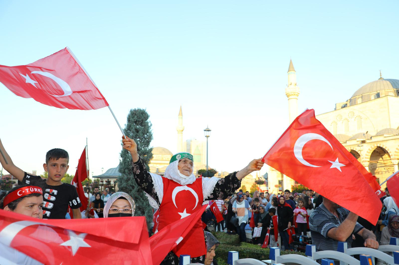 15 Temmuz'un 6. Yılında Konyalılar Mevlana Meydanı'nı Doldurdu