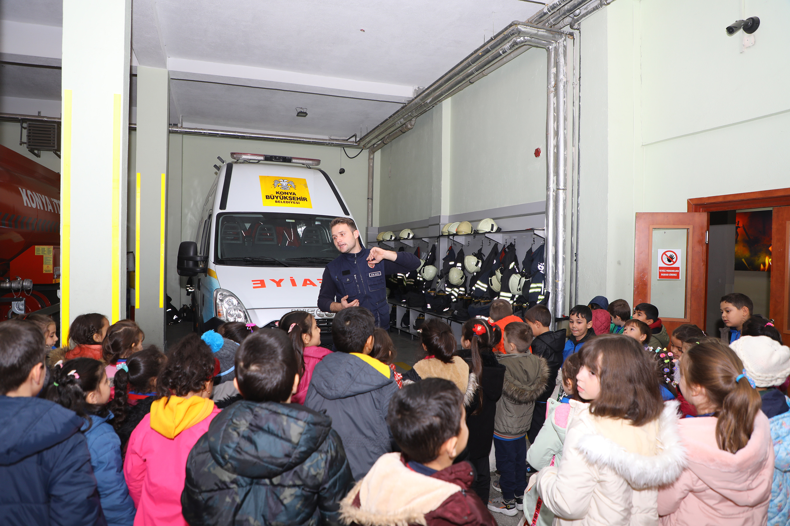 Minik Öğrenciler Konya İtfaiyesi'nde Yangın Bilinci Kazanıyor