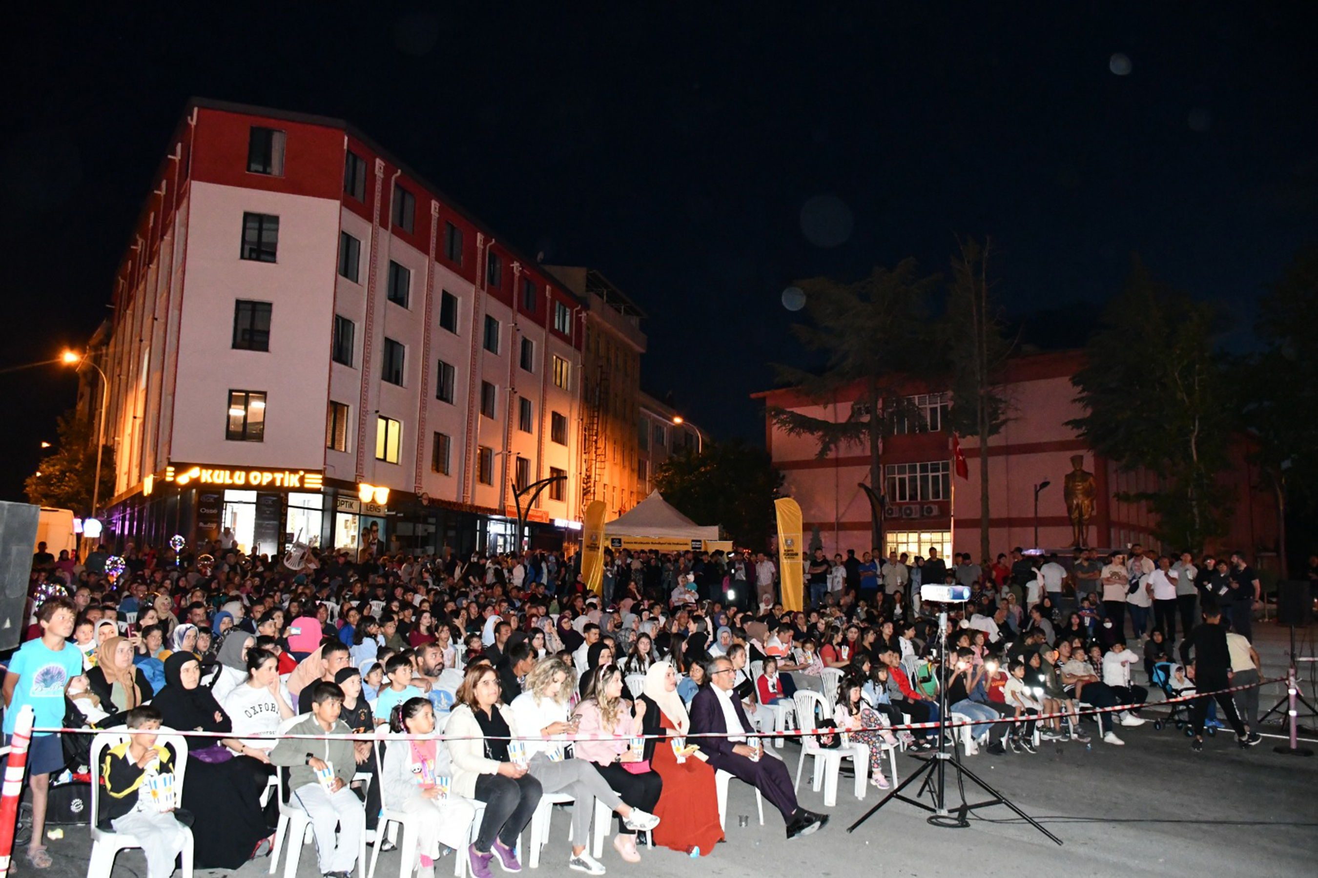 Gezen Sinema Tırı İlçelerde Açık Havada Sinema Keyfi Yaşatıyor