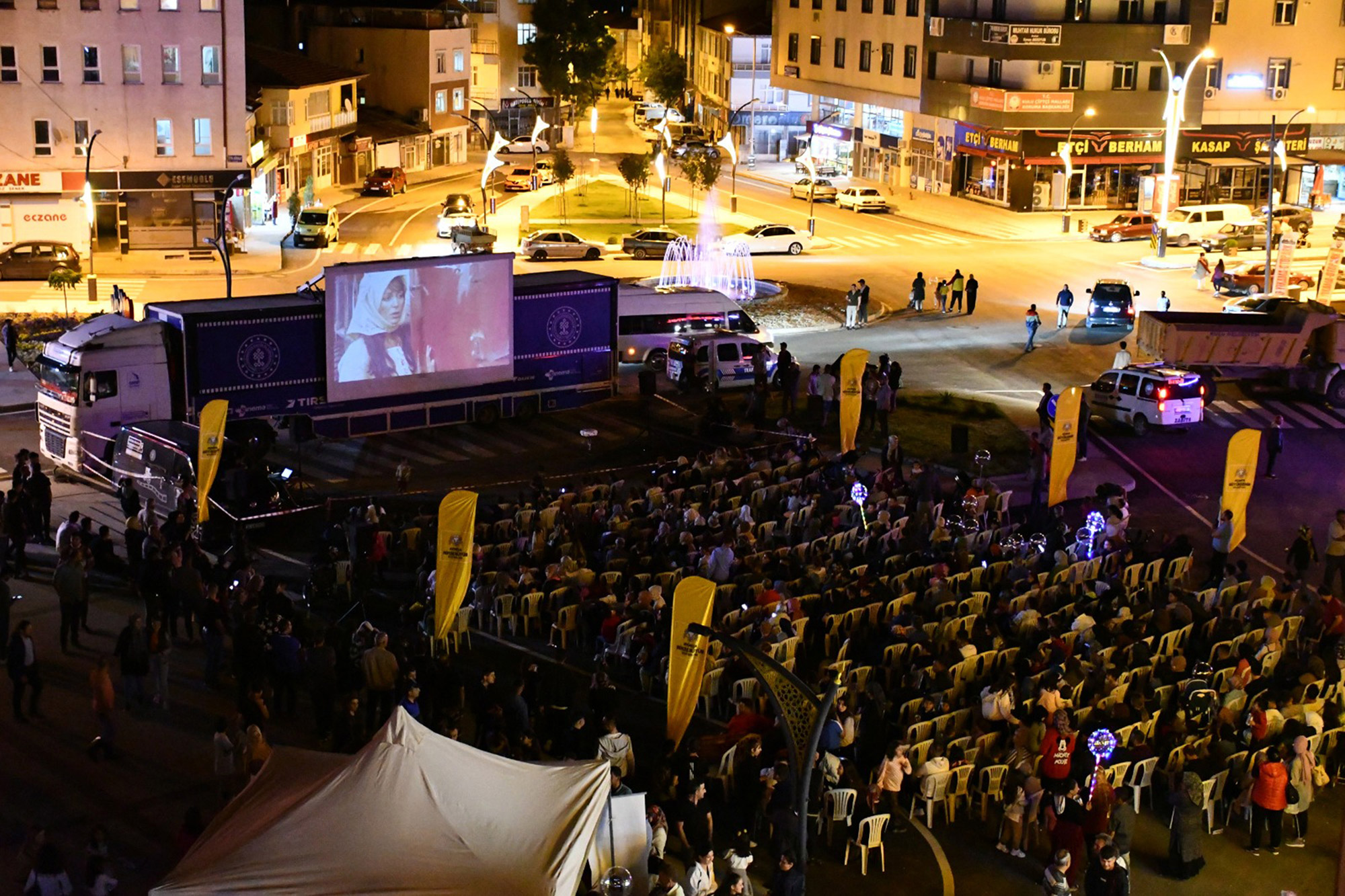 Gezen Sinema Tırı İlçelerde Açık Havada Sinema Keyfi Yaşatıyor