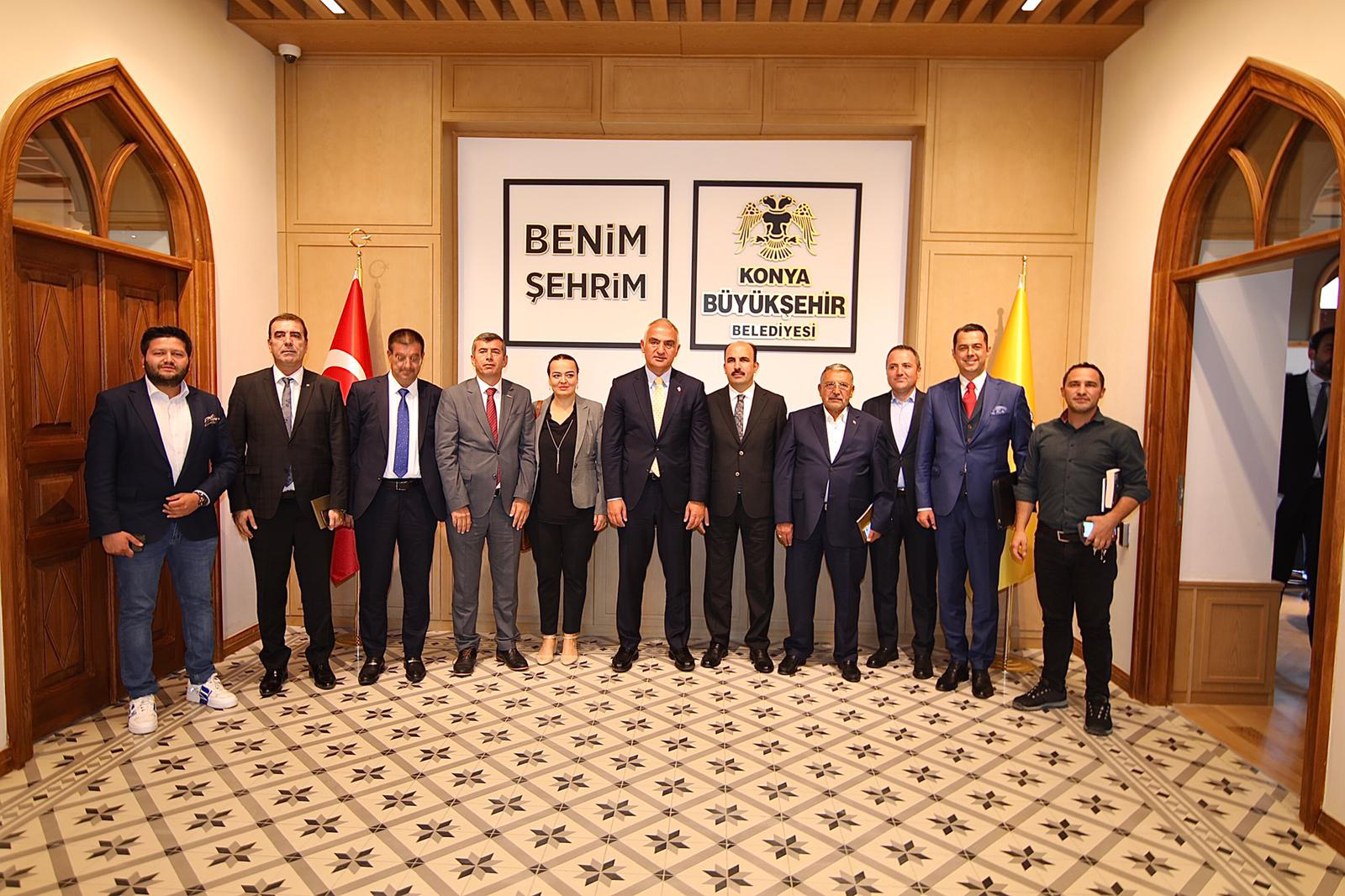 Bakan Ersoy Taş Bina'da Turizmcilerle Buluştu