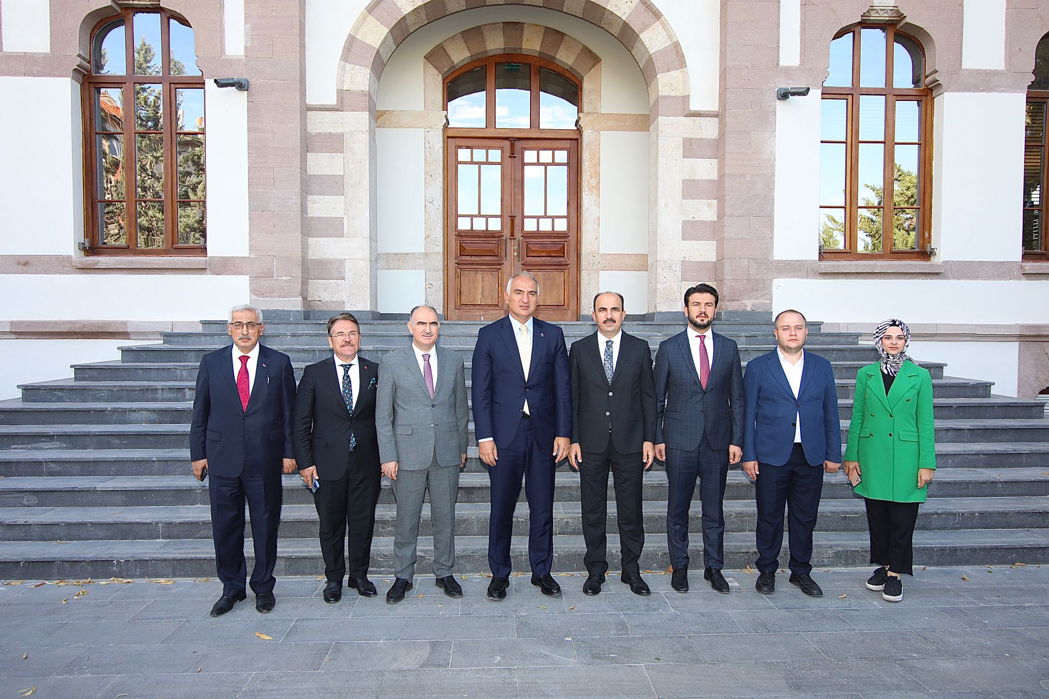 Bakan Ersoy Taş Bina'da Turizmcilerle Buluştu