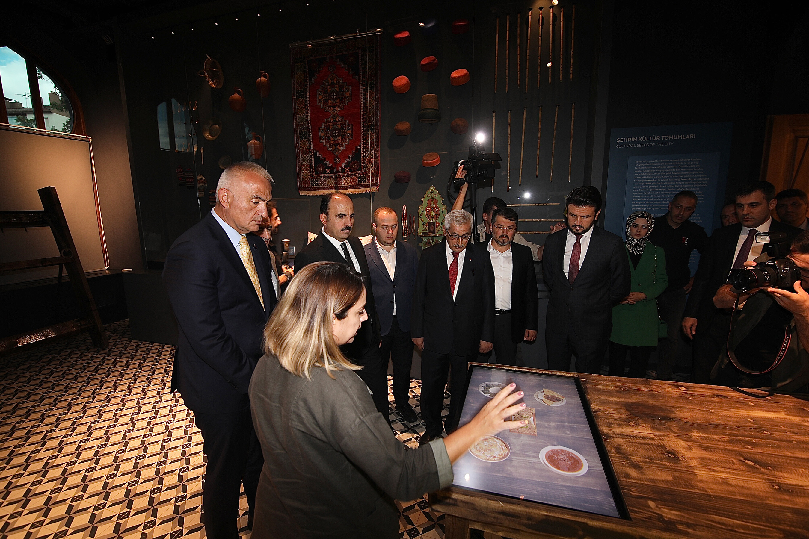 Bakan Ersoy Taş Bina'da Turizmcilerle Buluştu