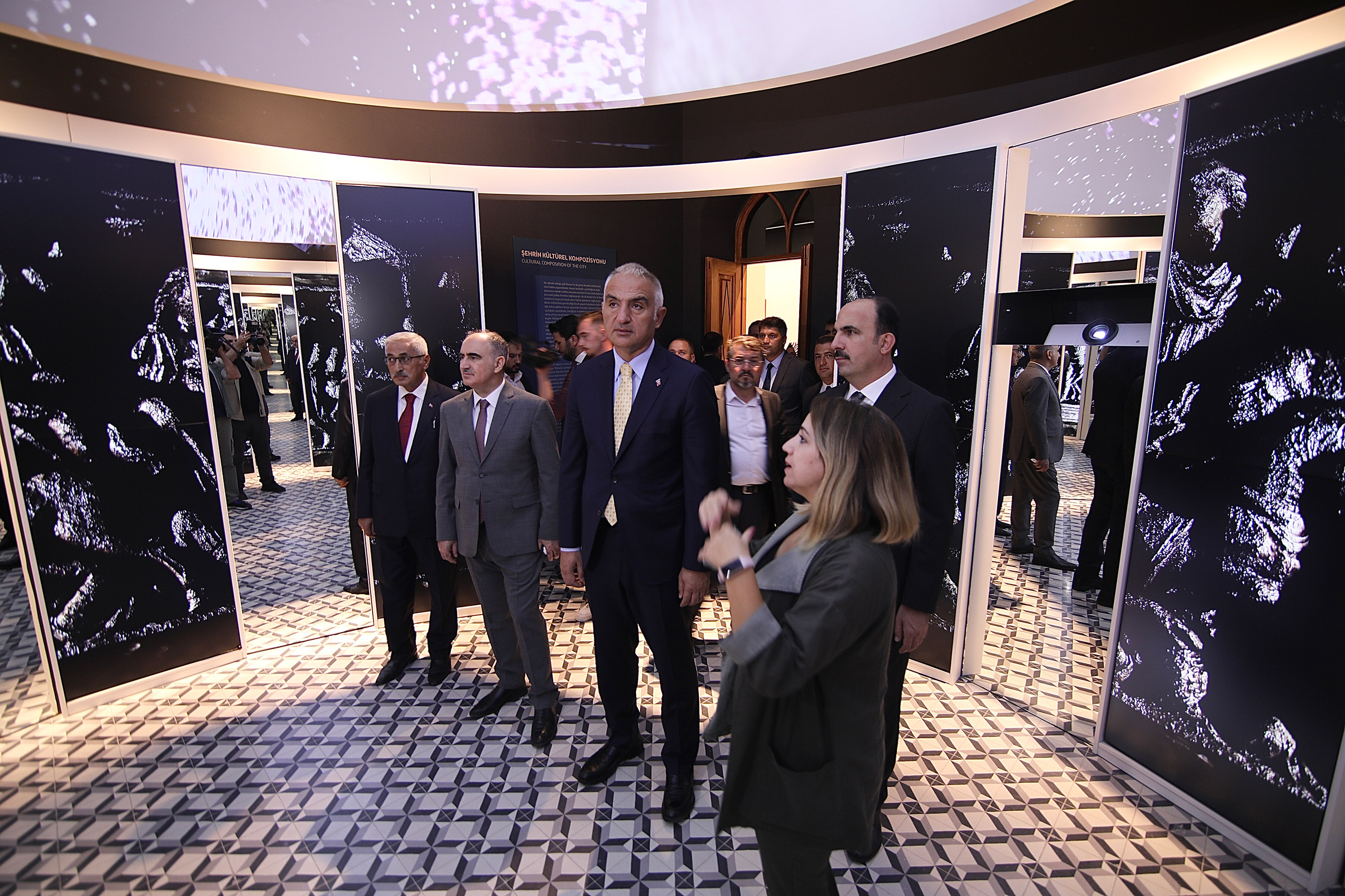 Bakan Ersoy Taş Bina'da Turizmcilerle Buluştu