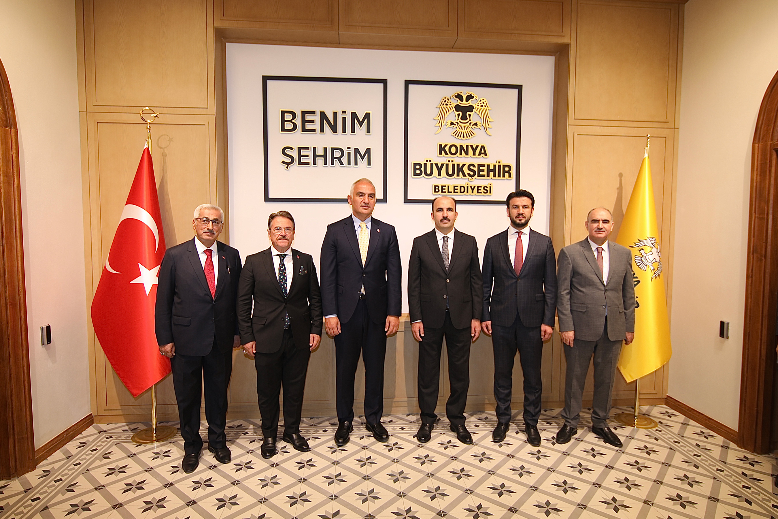 Bakan Ersoy Taş Bina'da Turizmcilerle Buluştu