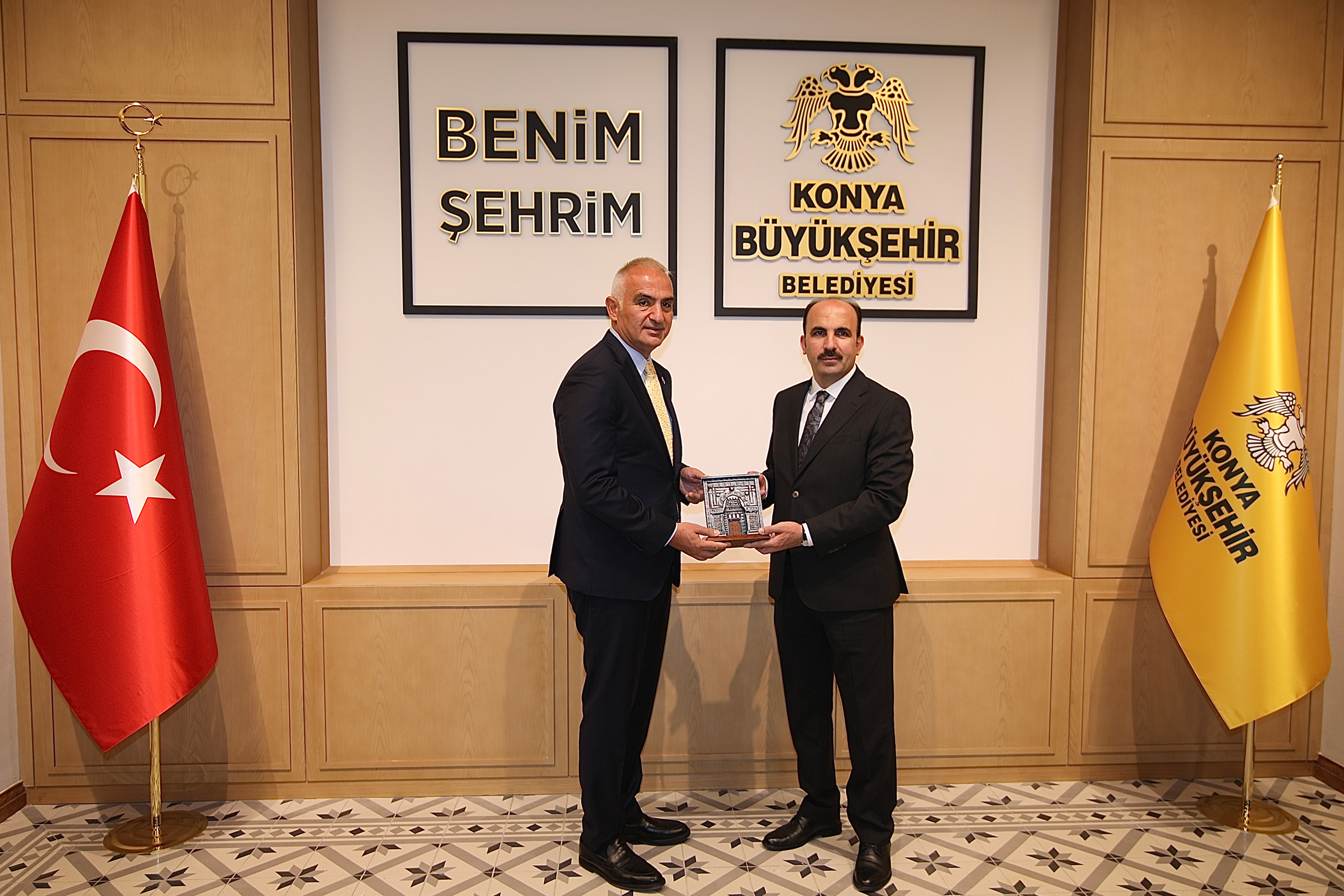 Bakan Ersoy Taş Bina'da Turizmcilerle Buluştu