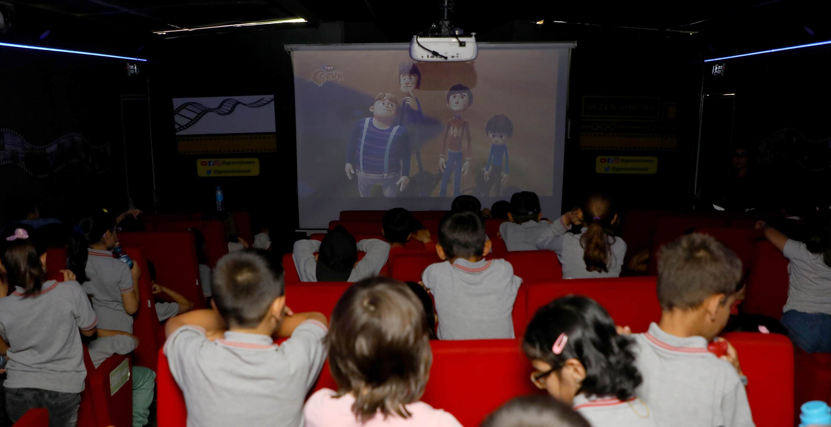 'Gezen Sinema Tırı' İlçelerdeki Çocukları Sinema İle Buluşturuyor