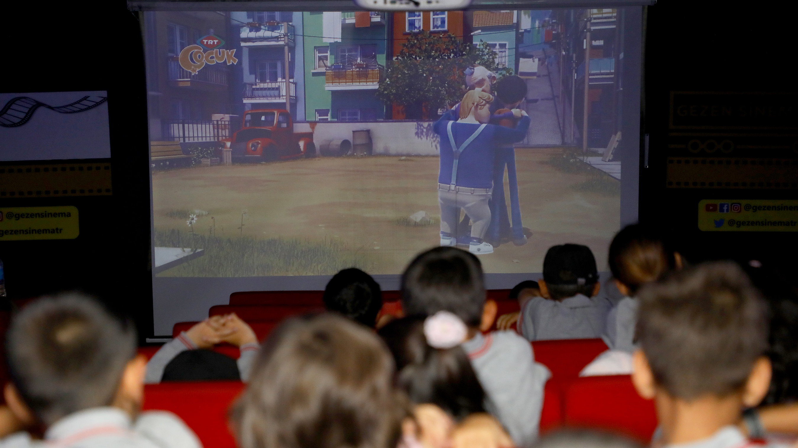 'Gezen Sinema Tırı' İlçelerdeki Çocukları Sinema İle Buluşturuyor