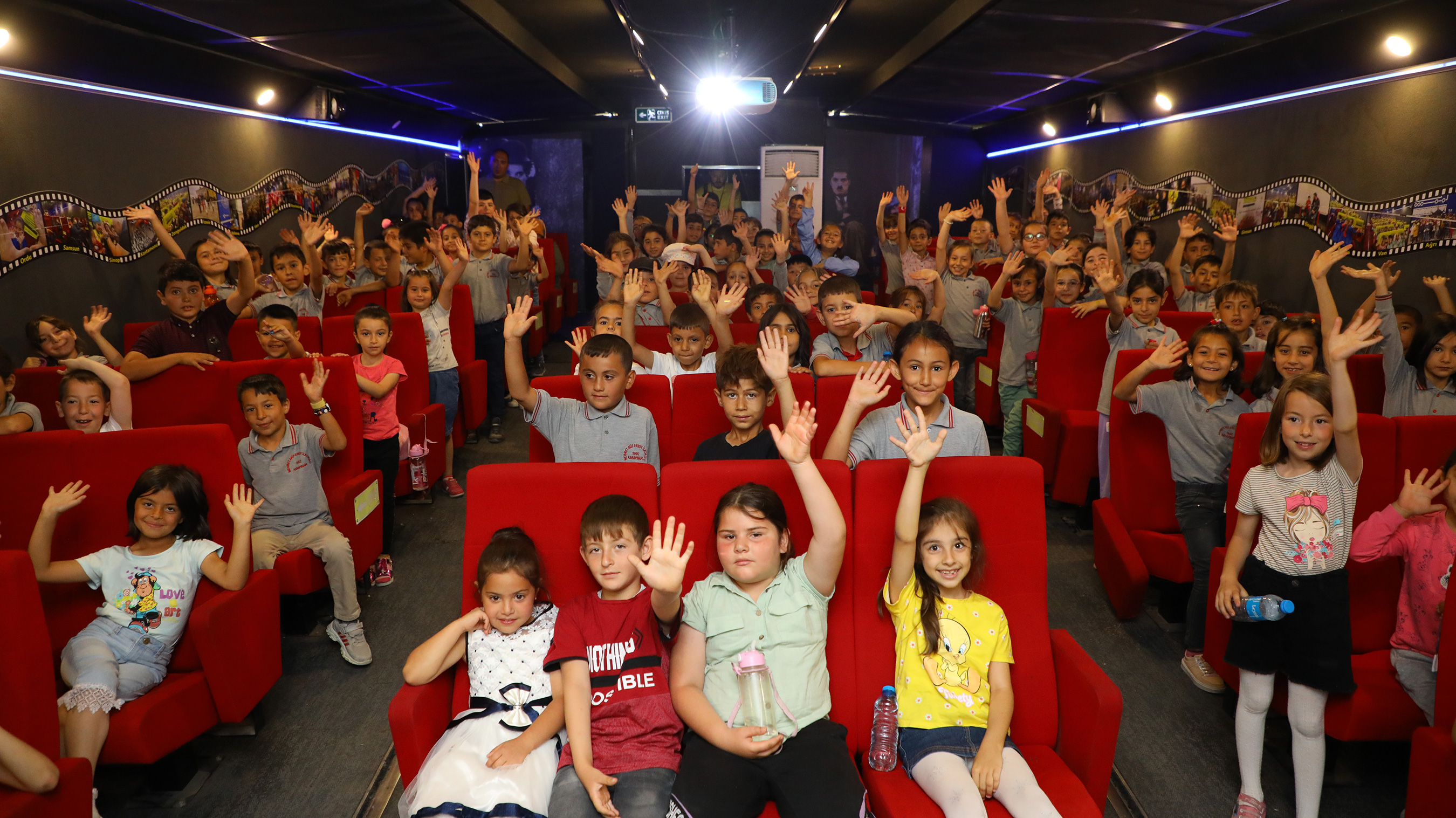 'Gezen Sinema Tırı' İlçelerdeki Çocukları Sinema İle Buluşturuyor