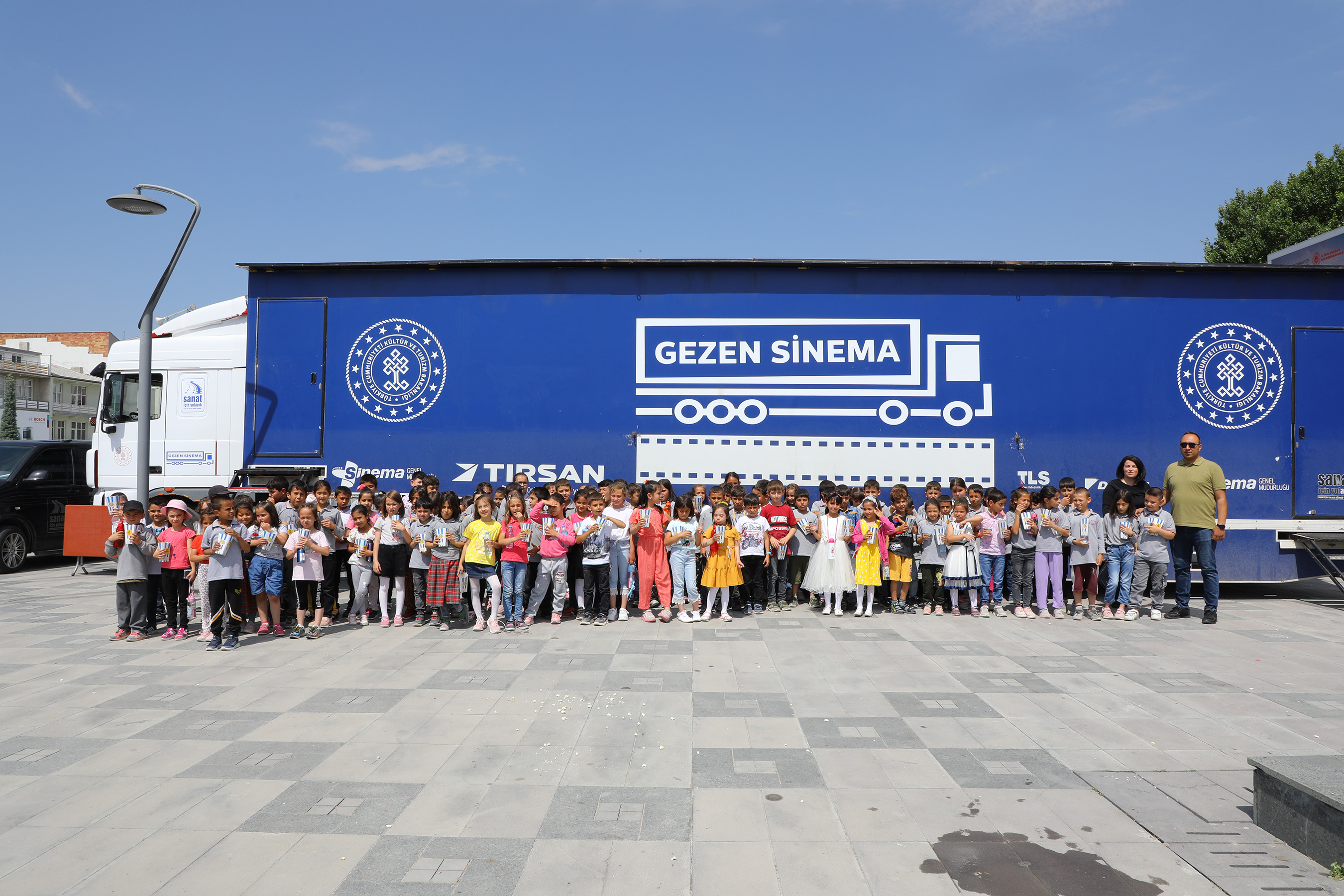 'Gezen Sinema Tırı' İlçelerdeki Çocukları Sinema İle Buluşturuyor
