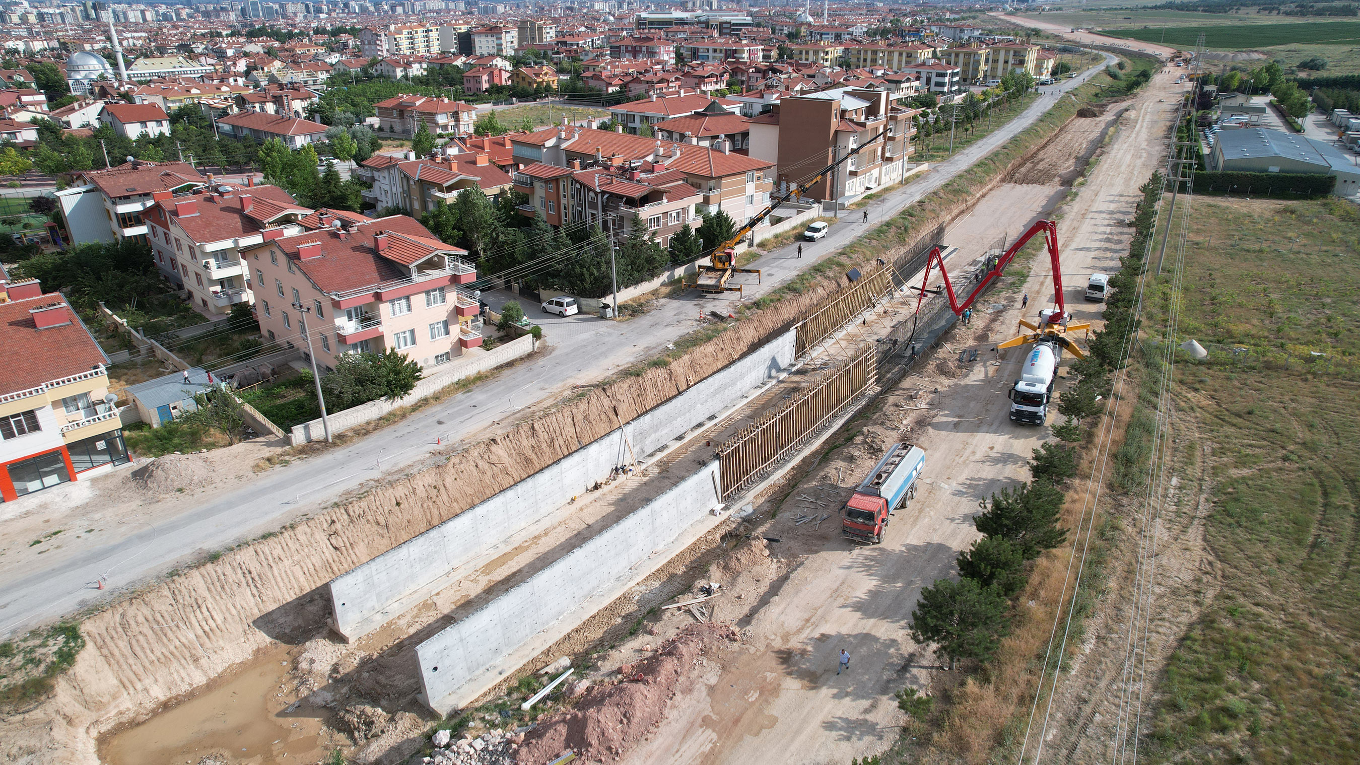 Büyükşehir Sultan Abdülhamid Han Caddesi'nin Yol Genişliğini Drenajla Sağlıyor