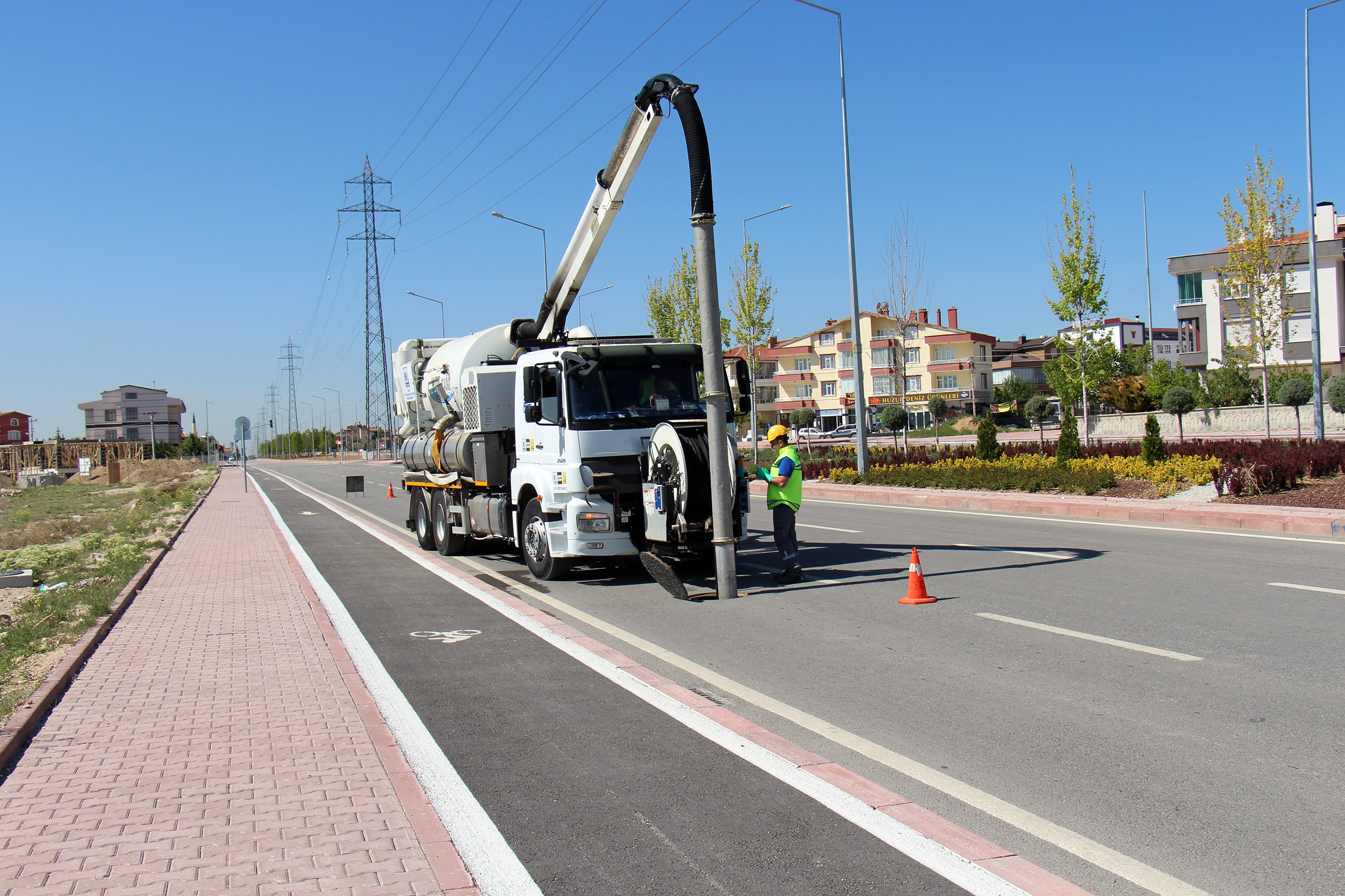 KOSKİ Taşkın Riskine Karşı Kombine Araçlarla Kanal Temizliği Yapıyor