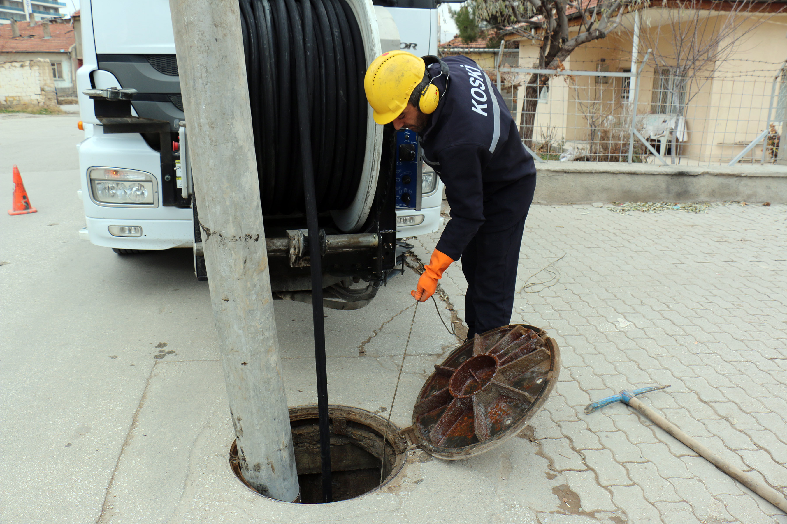 KOSKİ Taşkın Riskine Karşı Kombine Araçlarla Kanal Temizliği Yapıyor