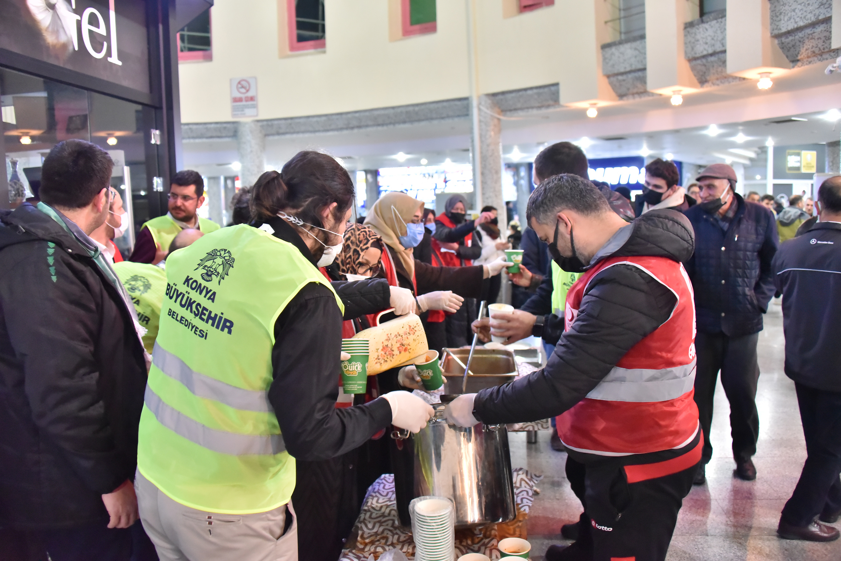 Konya Büyükşehir Soğuk Havada Bekleyen Yolcuların İçini Isıttı