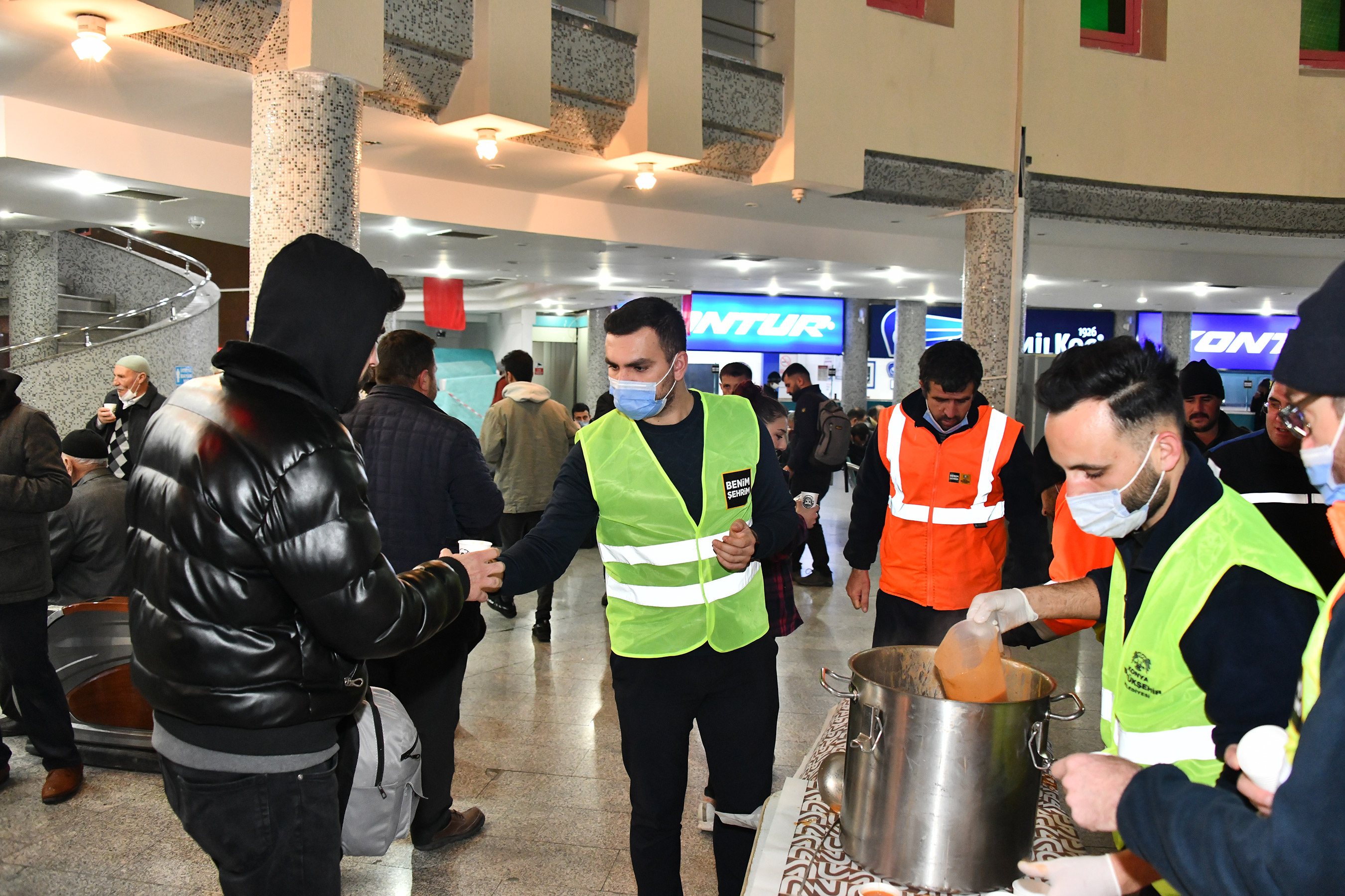 Konya Büyükşehir Gece Otogarda Bekleyen Yolculara Çorba İkram Etti