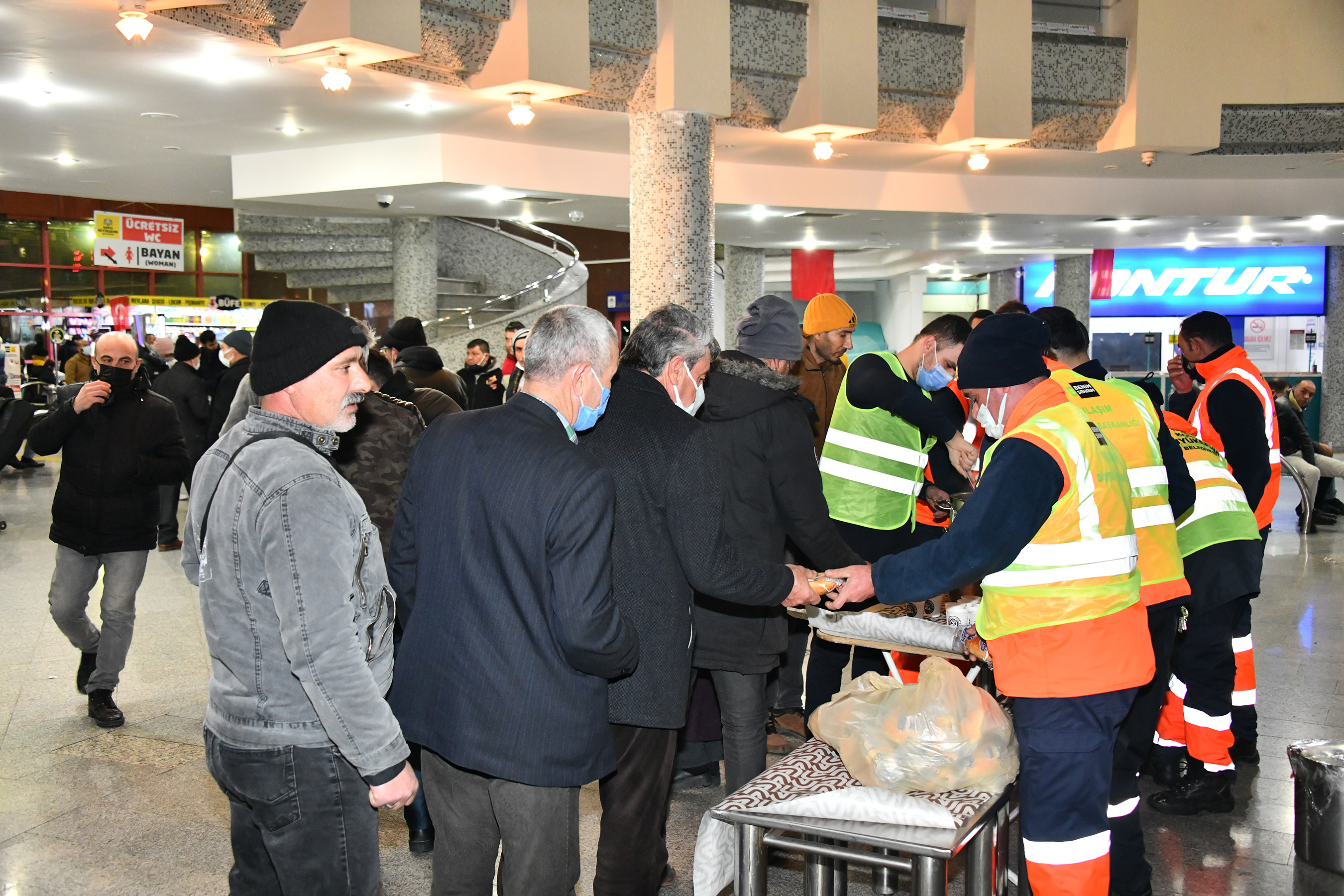Konya Büyükşehir Gece Otogarda Bekleyen Yolculara Çorba İkram Etti