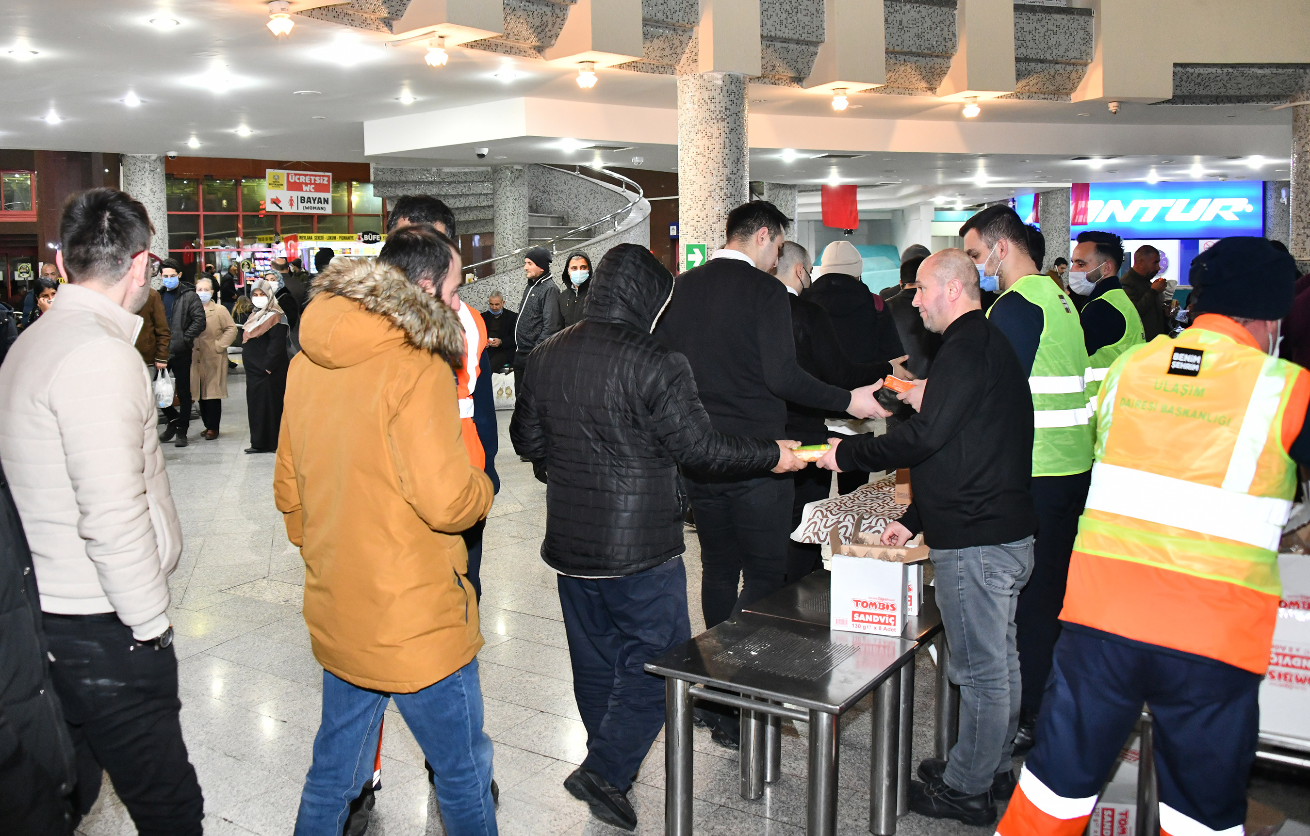 Konya Büyükşehir Gece Otogarda Bekleyen Yolculara Çorba İkram Etti