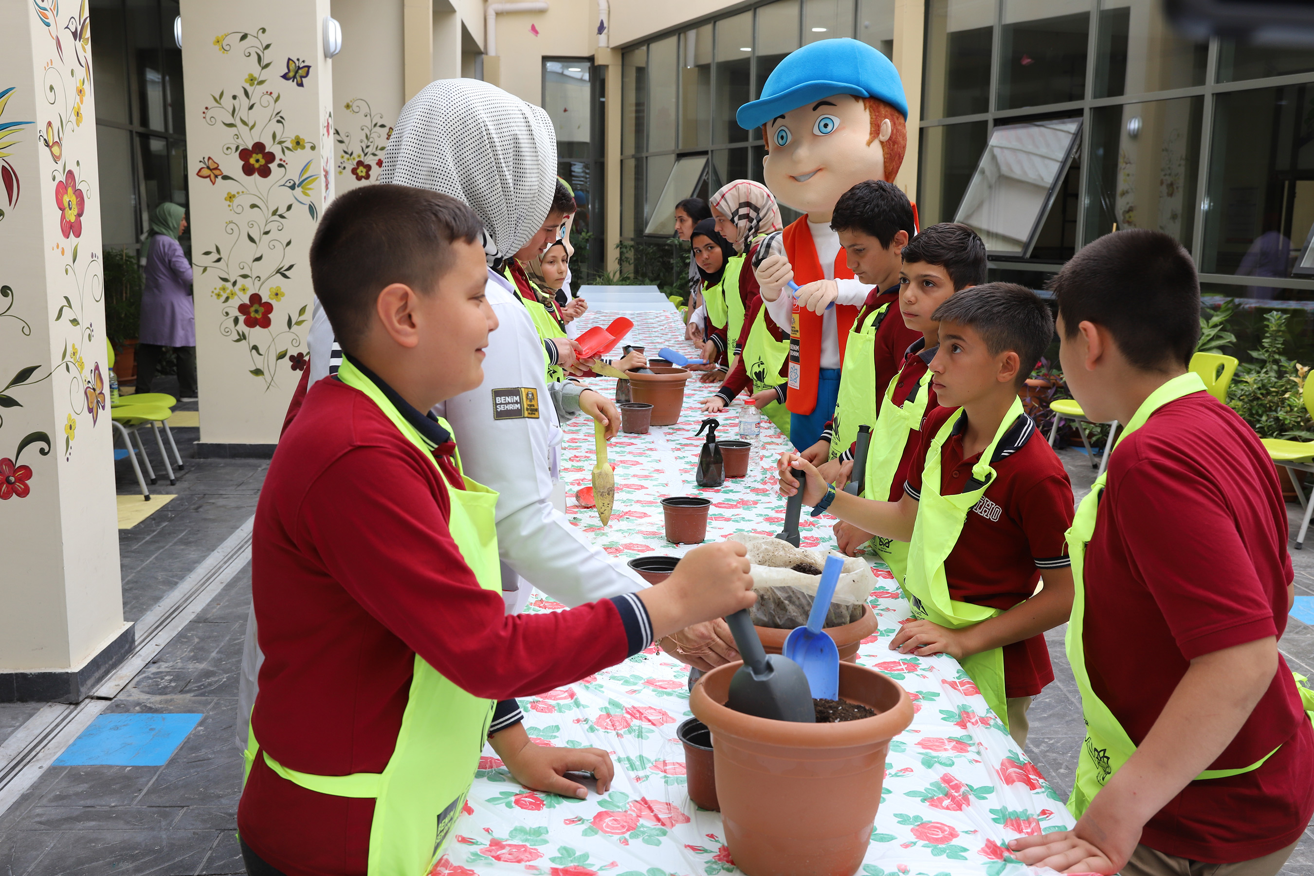 Büyükşehir ve İl Milli Eğitim İşbirliğinde Okullar Çiçek Açtı