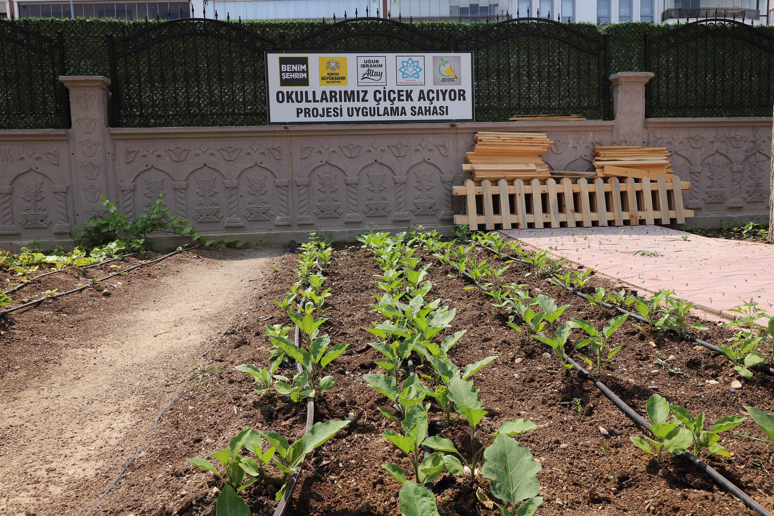 Büyükşehir ve İl Milli Eğitim İşbirliğinde Okullar Çiçek Açtı