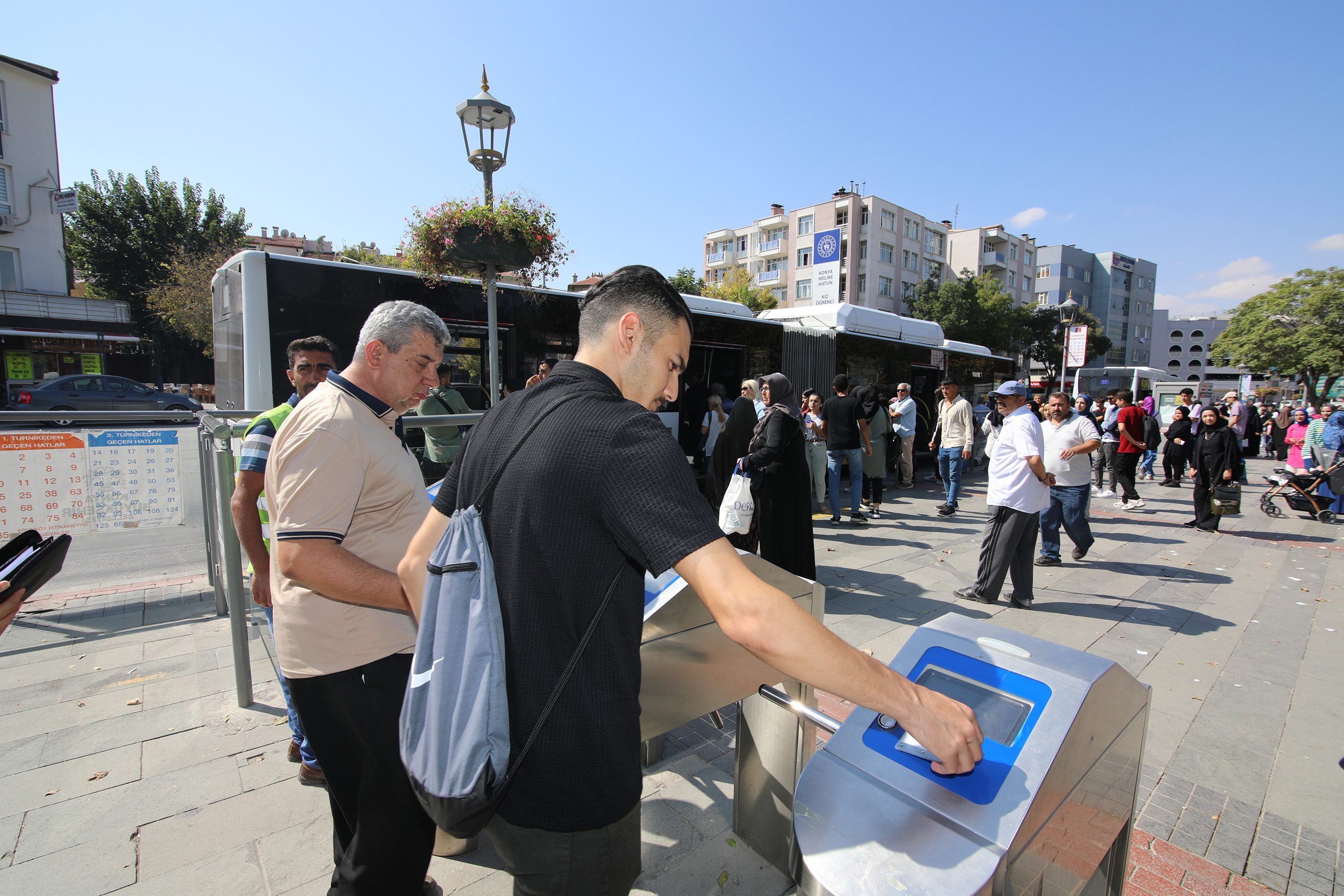 Konya'da Yeni Üniversite Öğrencileri Toplu Ulaşımdan 10 Gün Ücretsiz Yararlanıyor 