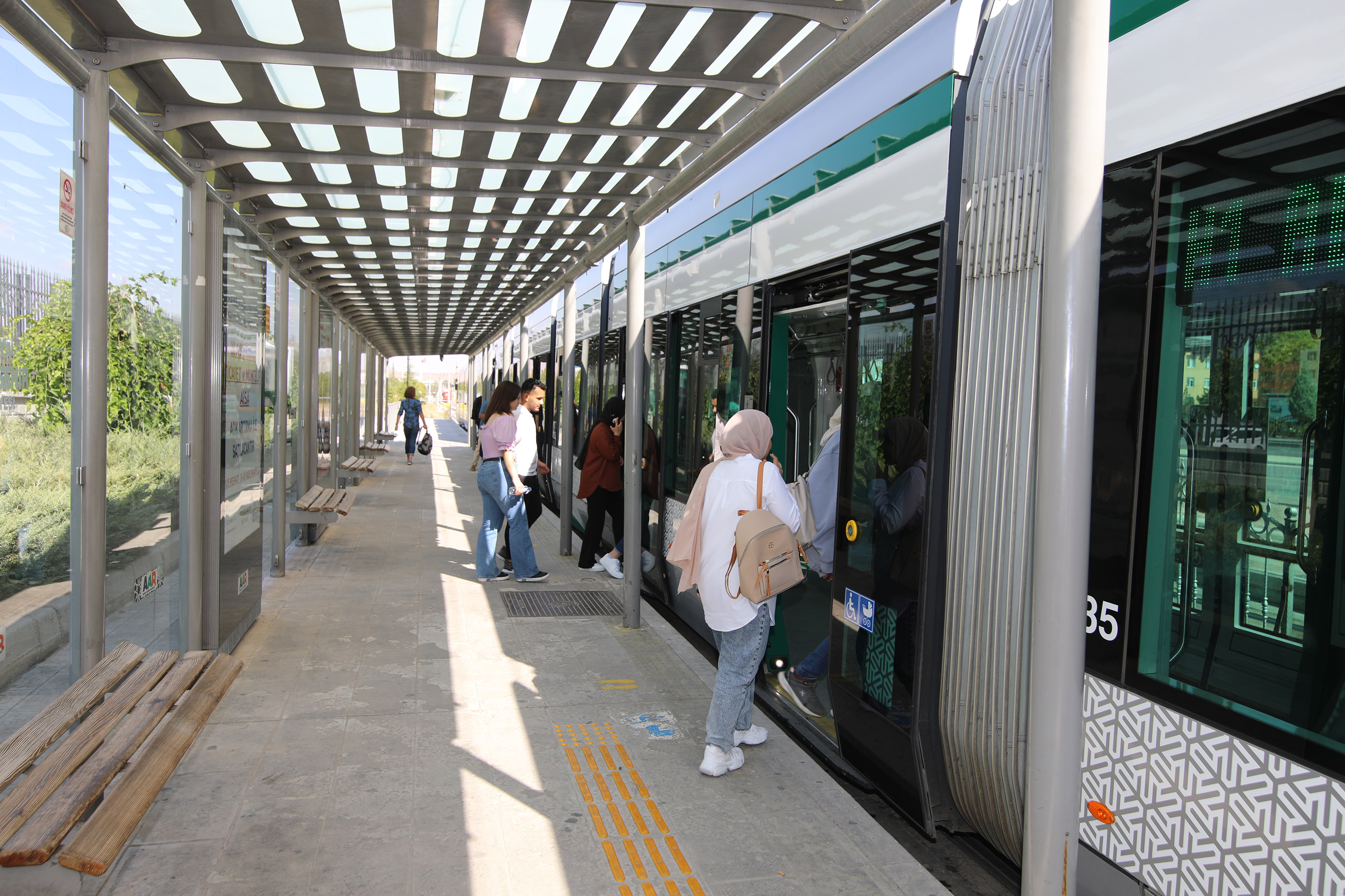 Konya'da Yeni Üniversite Öğrencileri Toplu Ulaşımdan 10 Gün Ücretsiz Yararlanıyor 