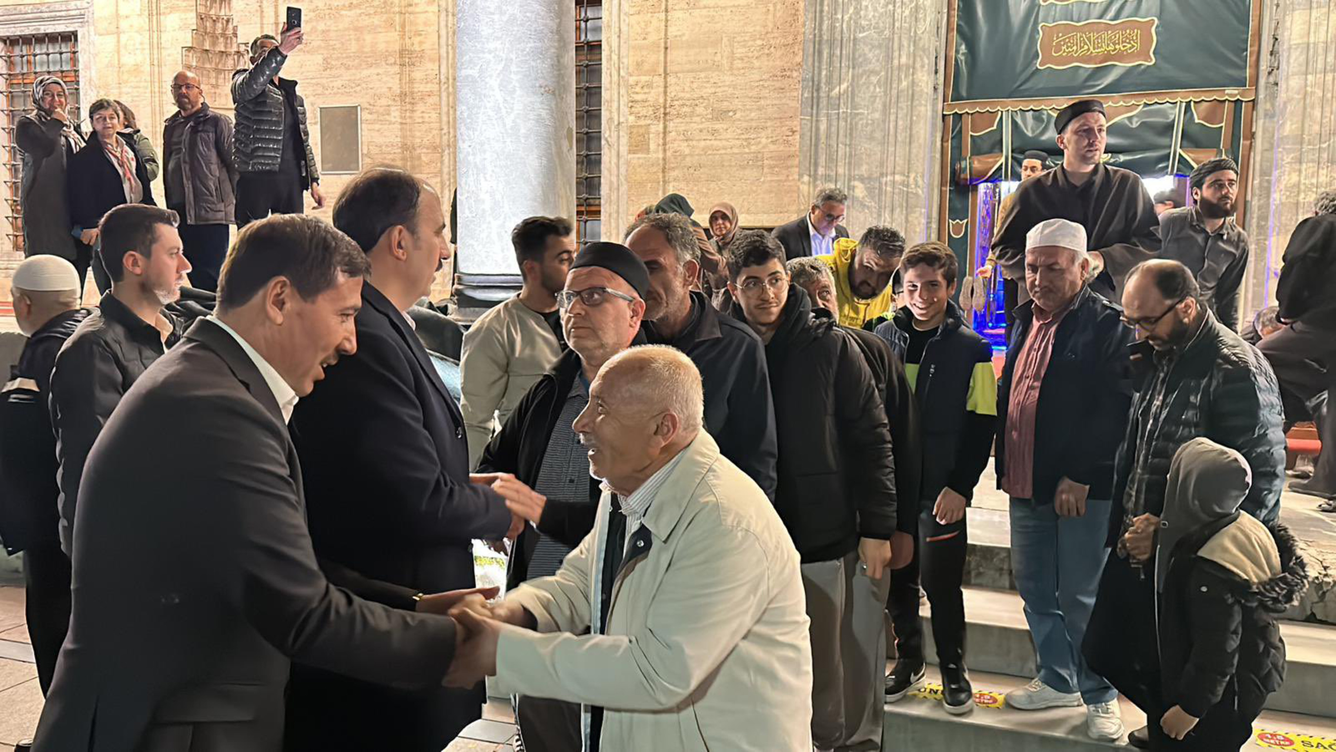Başkan Altay Teravih Sonrası Konyalılarla Buluştu