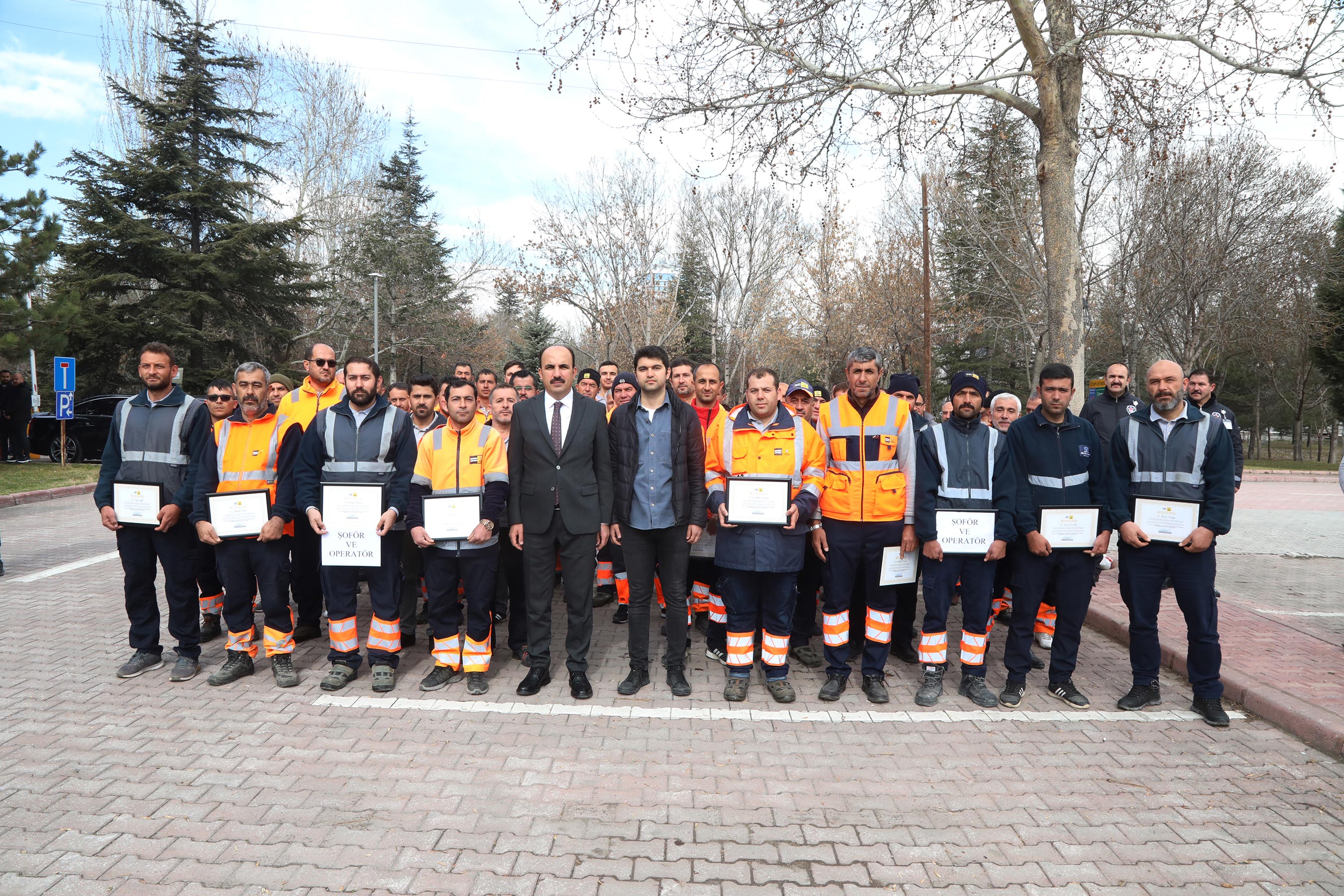 Başkan Altay Hatay'da Görev Yapan Personele Teşekkür Belgesi Takdim Etti