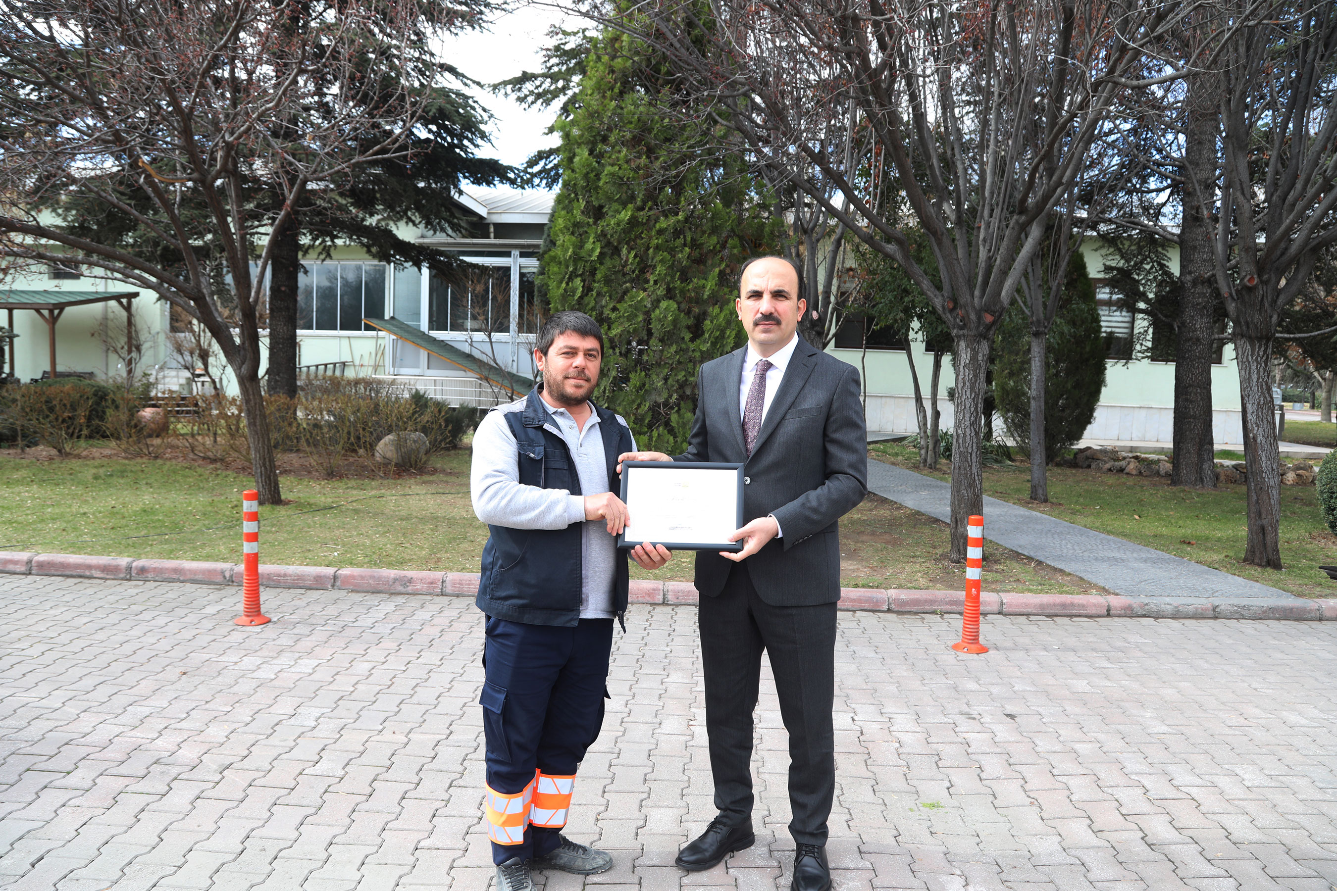 Başkan Altay Hatay'da Görev Yapan Personele Teşekkür Belgesi Takdim Etti