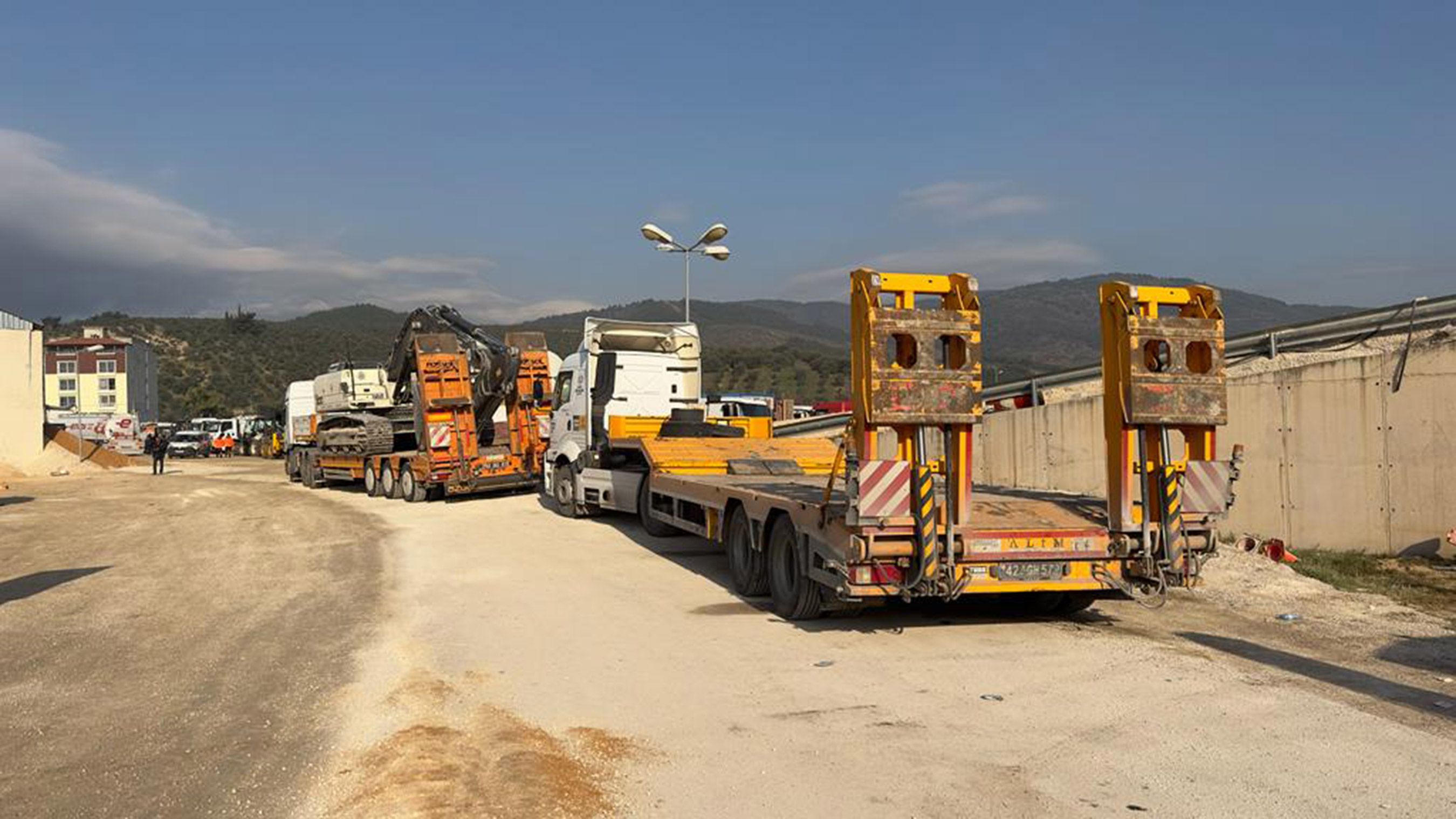 Konya Büyükşehir Deprem Bölgesinde Araç Şantiyesi Kurdu