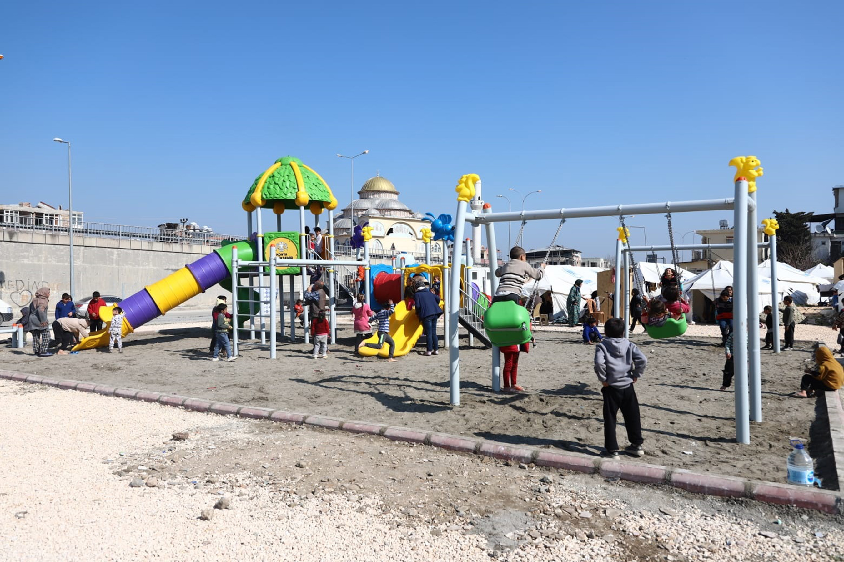 Konya Büyükşehir Hatay'da Depremzede Çocuklar İçin Oyun Alanı Kurdu