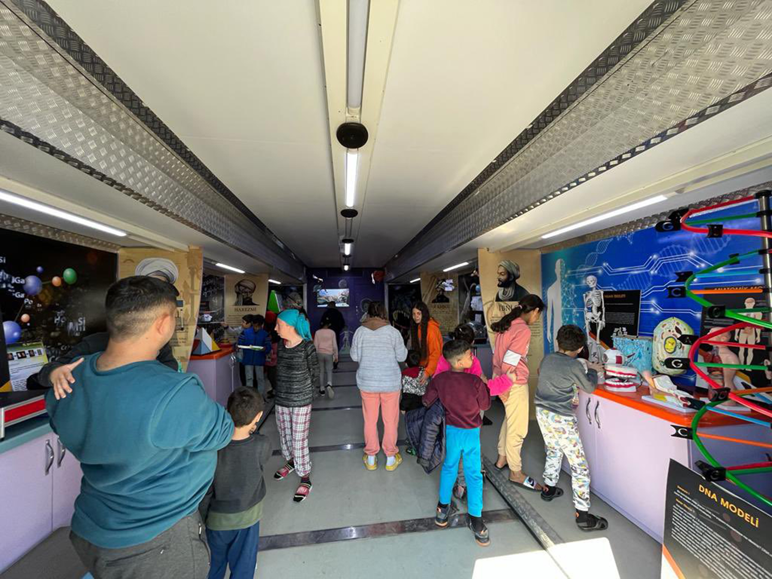 Konya Büyükşehir Bilim TIR'ı ile Depremzede Çocuklara Moral Veriyor