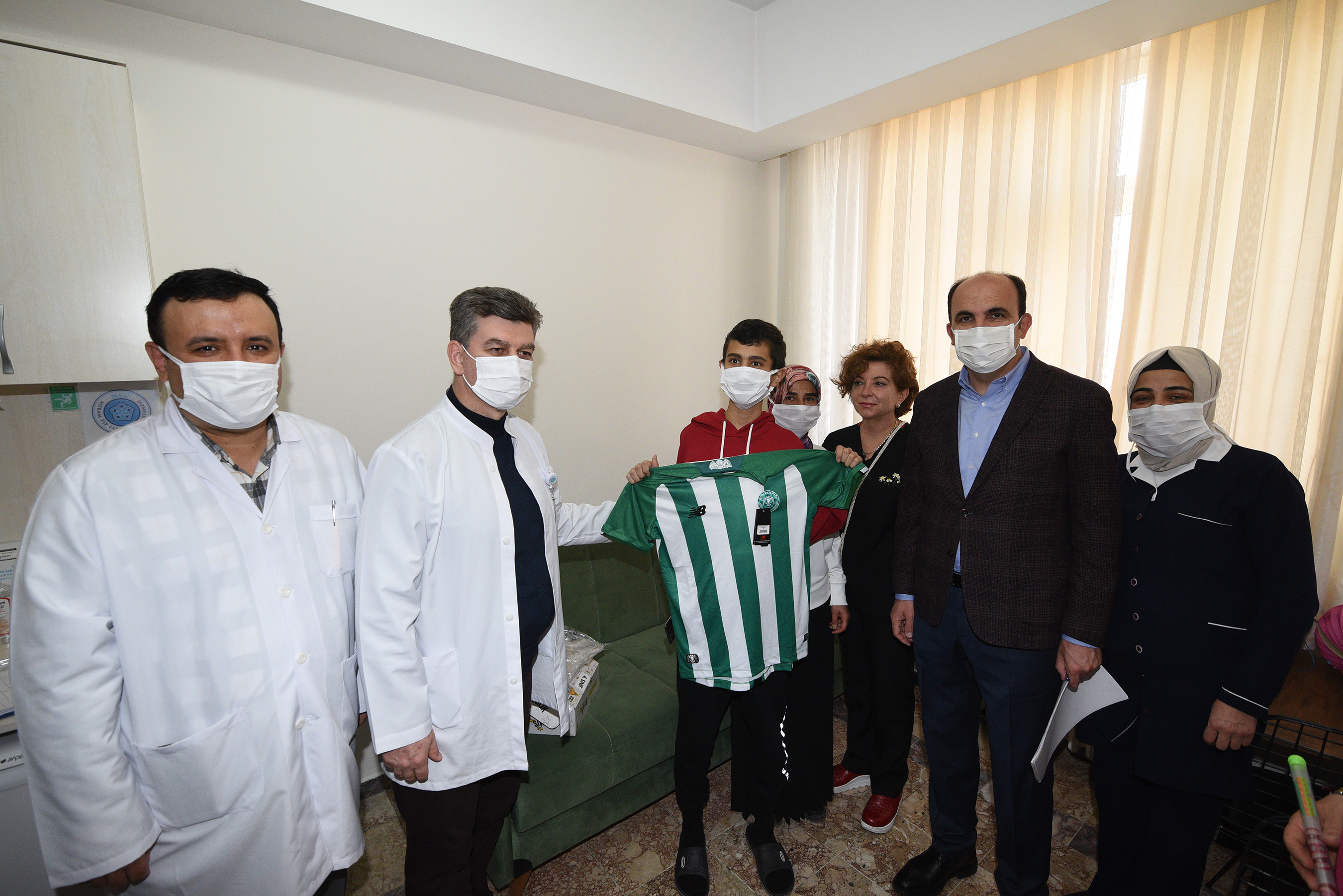 Başkan Altay Onkoloji Servisindeki Çocuklara Şivlilik Dağıtarak Moral Verdi