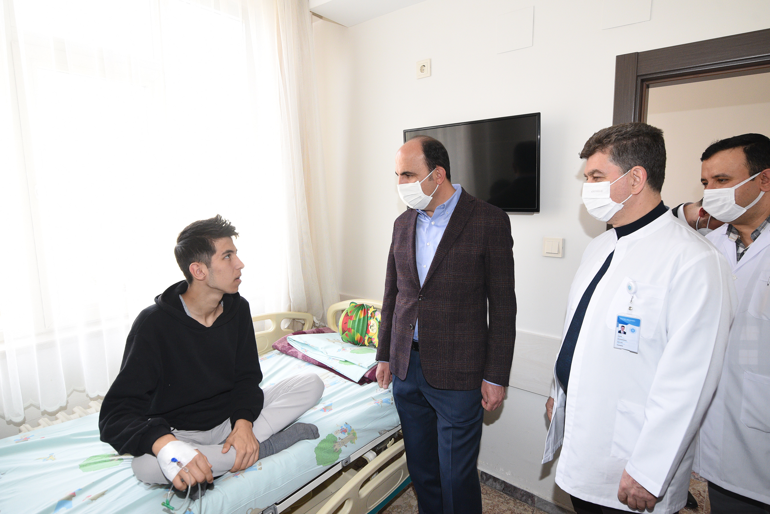 Başkan Altay Onkoloji Servisindeki Çocuklara Şivlilik Dağıtarak Moral Verdi