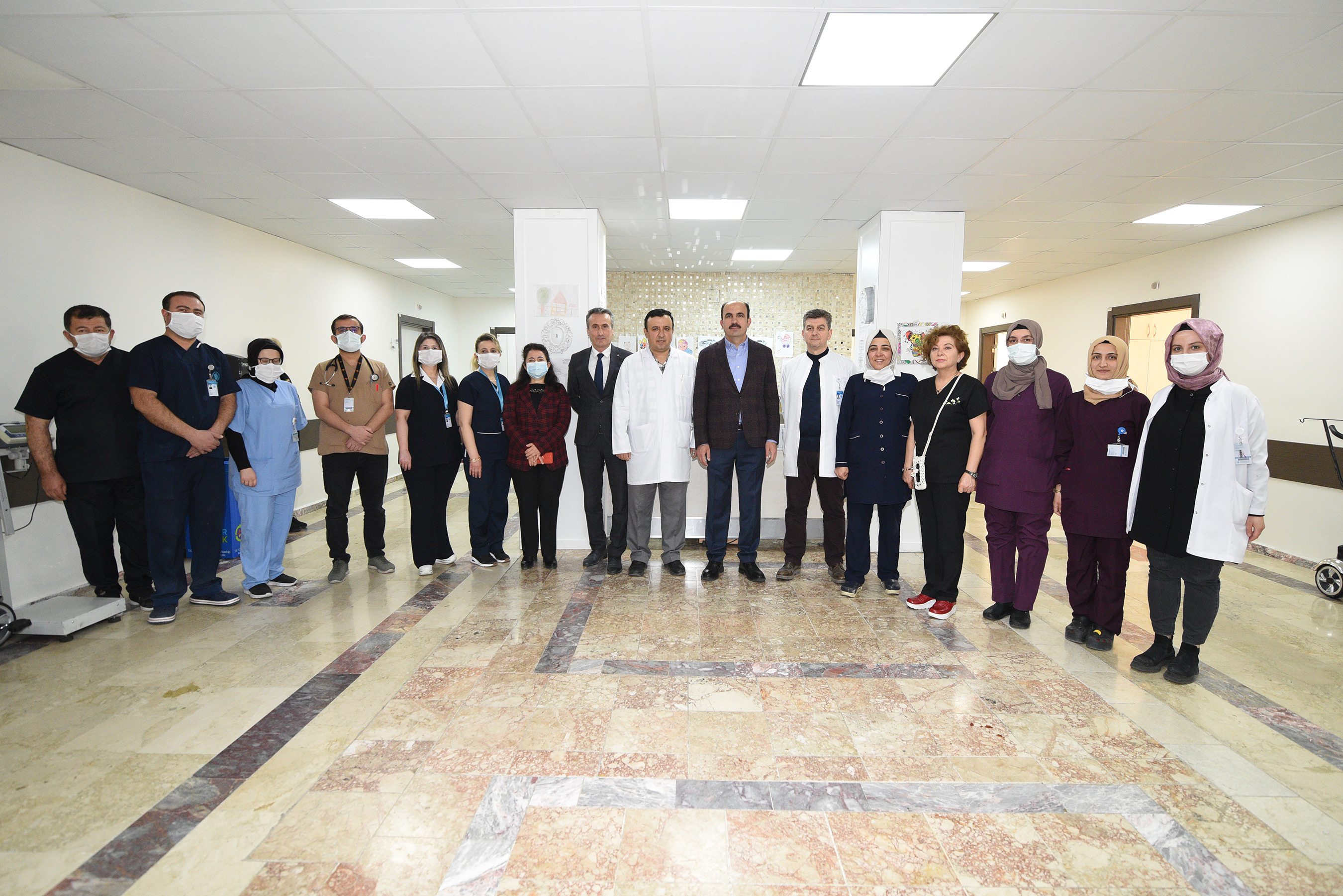 Başkan Altay Onkoloji Servisindeki Çocuklara Şivlilik Dağıtarak Moral Verdi