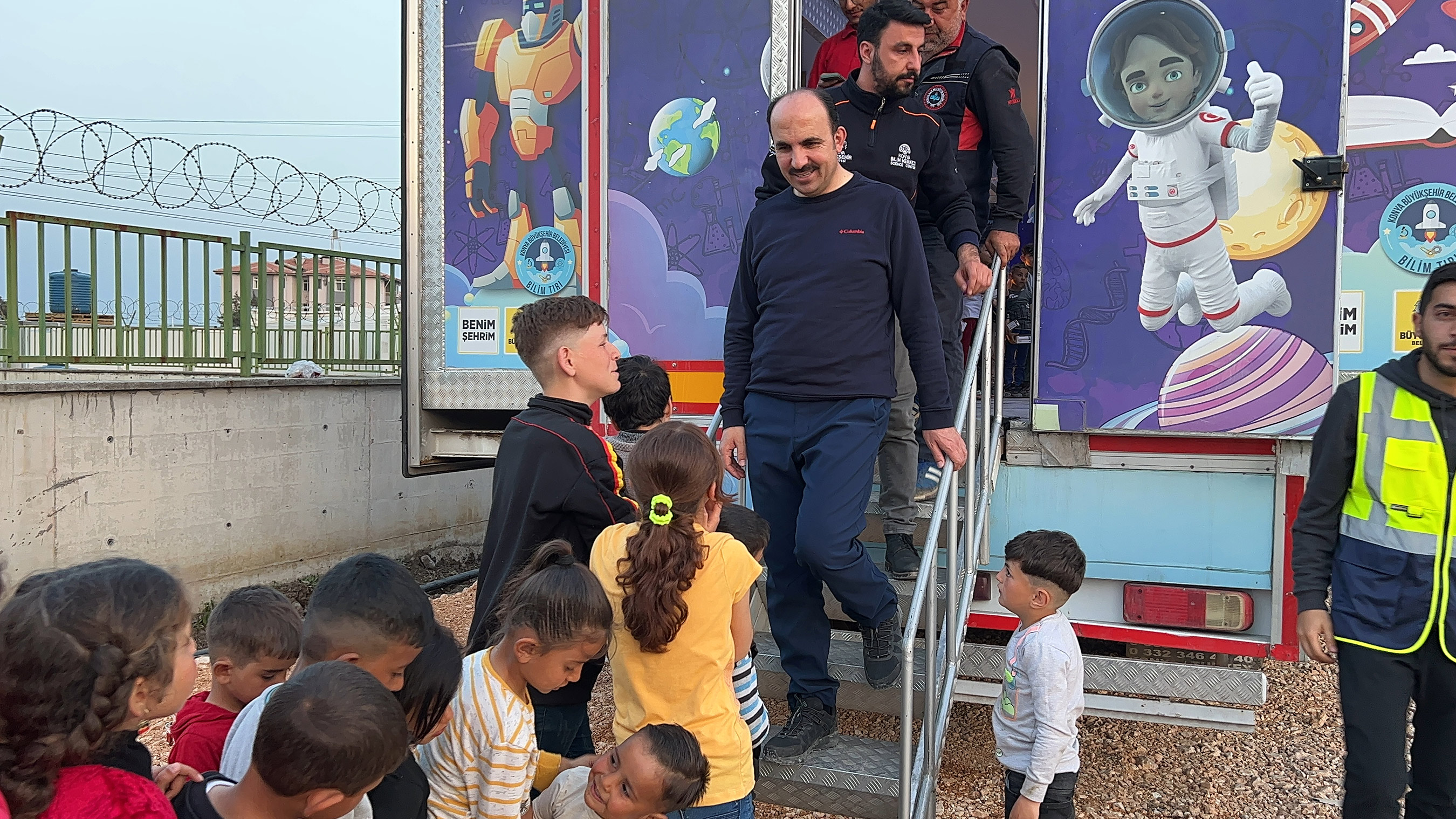 Depremzede Çocuklar Konya Büyükşehir`in Bilim Tırı`nda Moral Buluyor